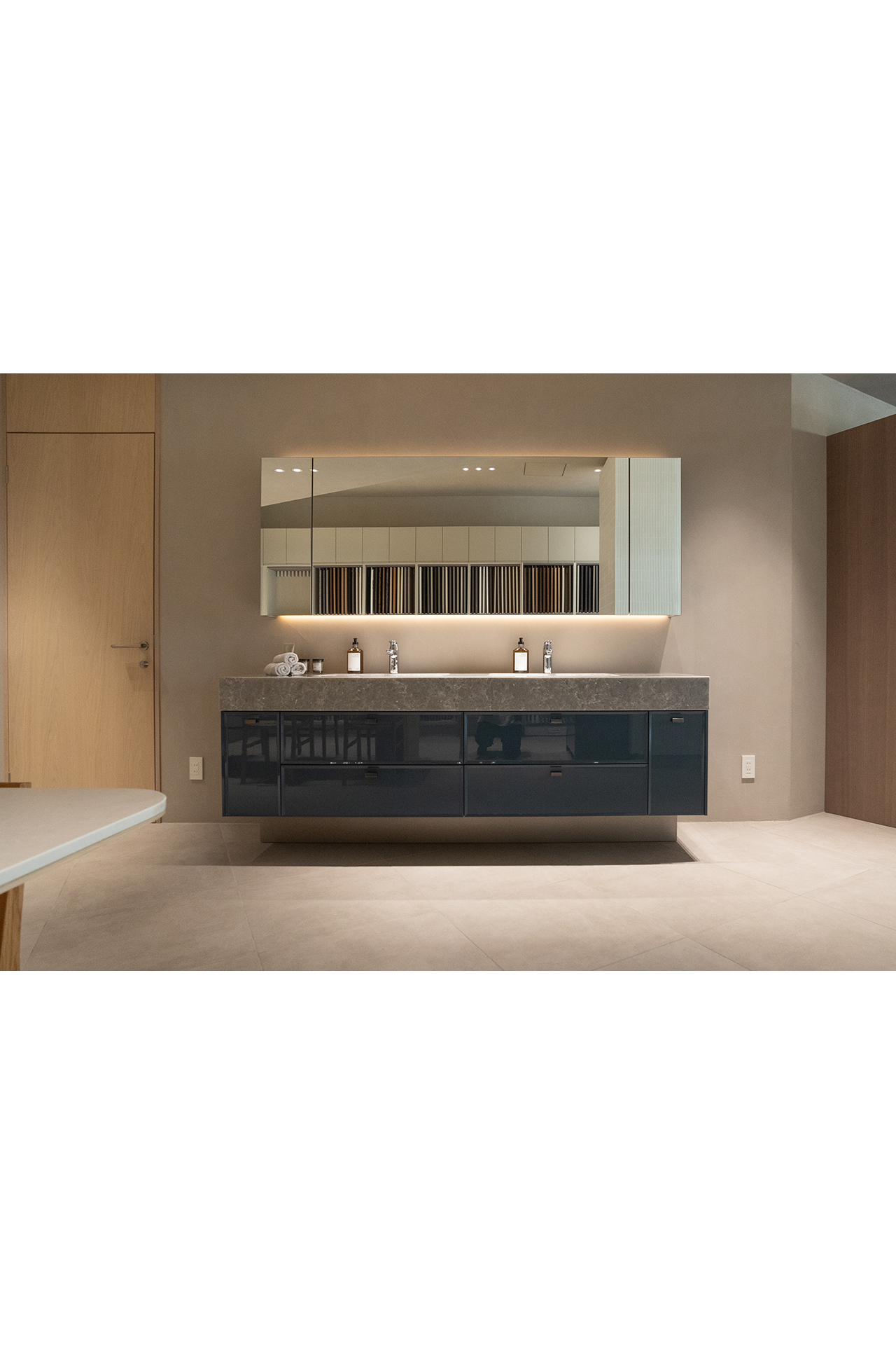 写真：艶感が美しいホテルライクな洗面空間