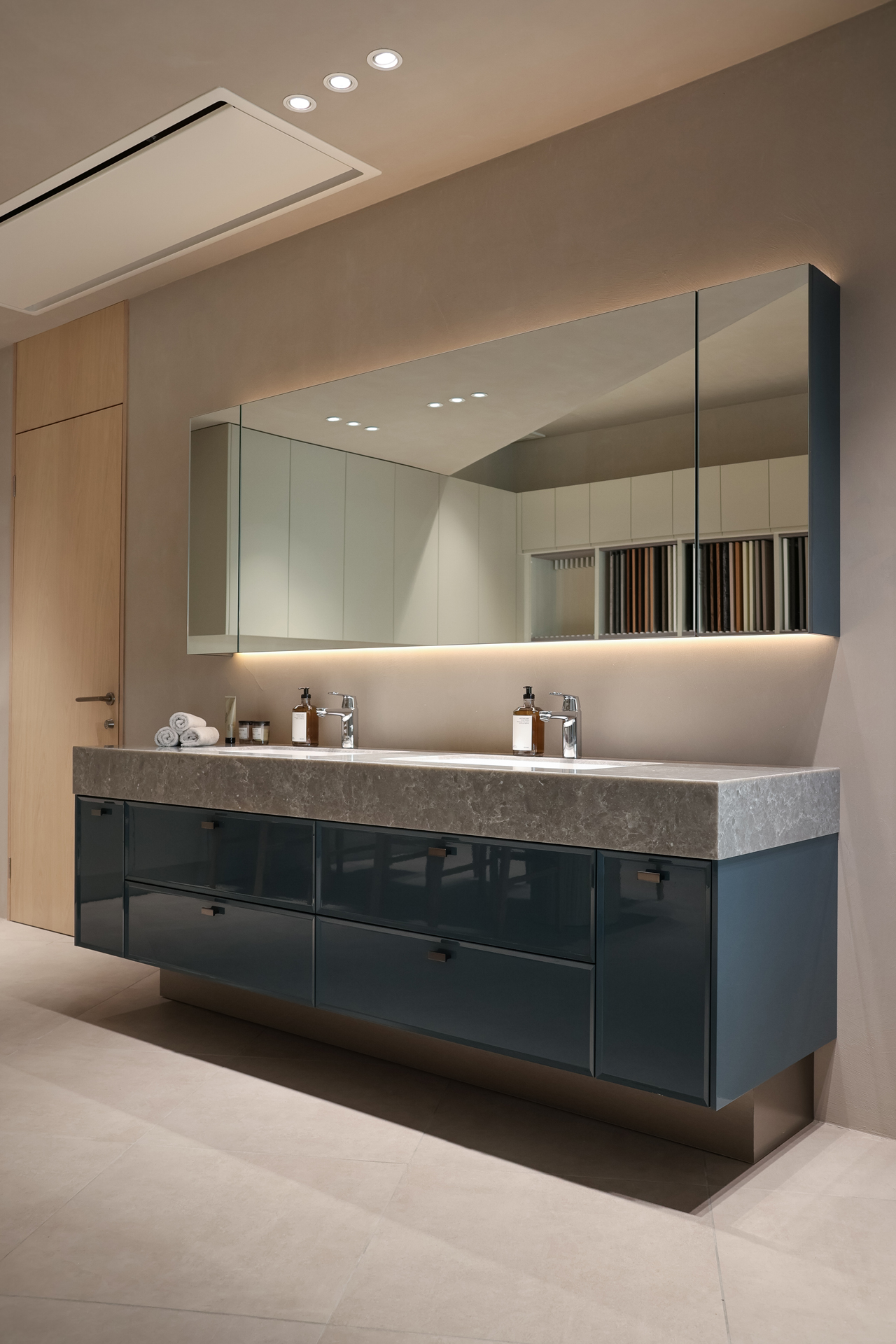 写真：艶感が美しいホテルライクな洗面空間