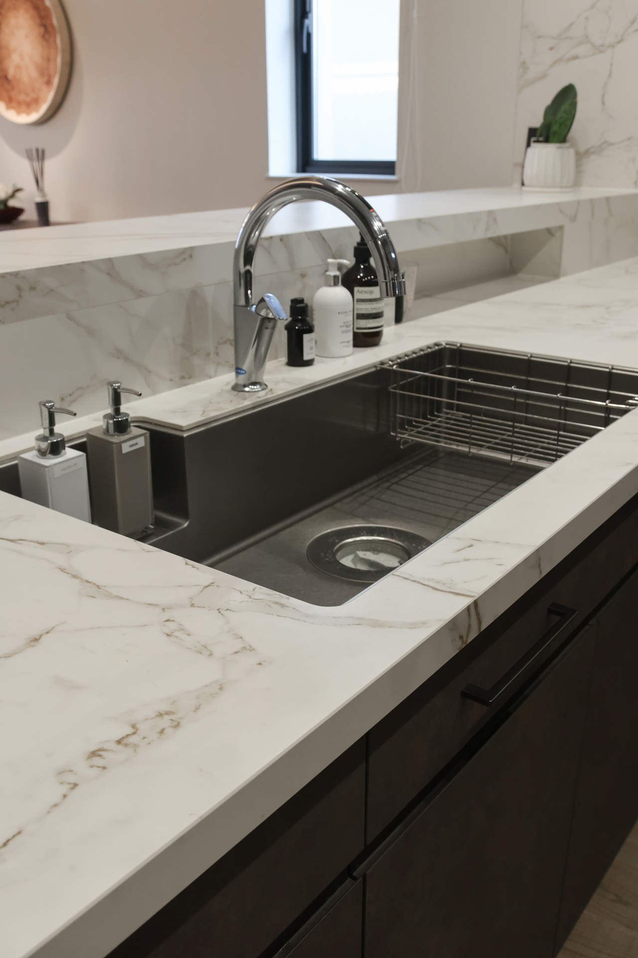 写真：グレージュで織りなすイタリアモダン