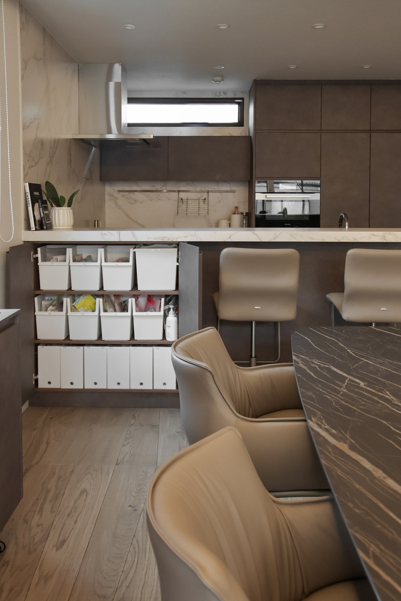 写真：グレージュで織りなすイタリアモダン