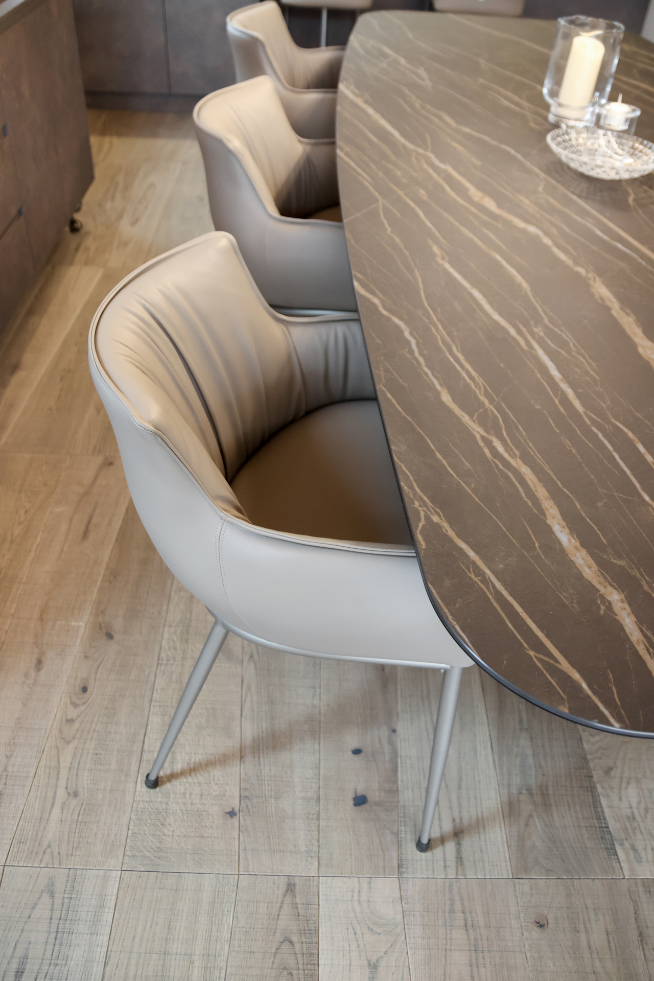 写真：グレージュで織りなすイタリアモダン