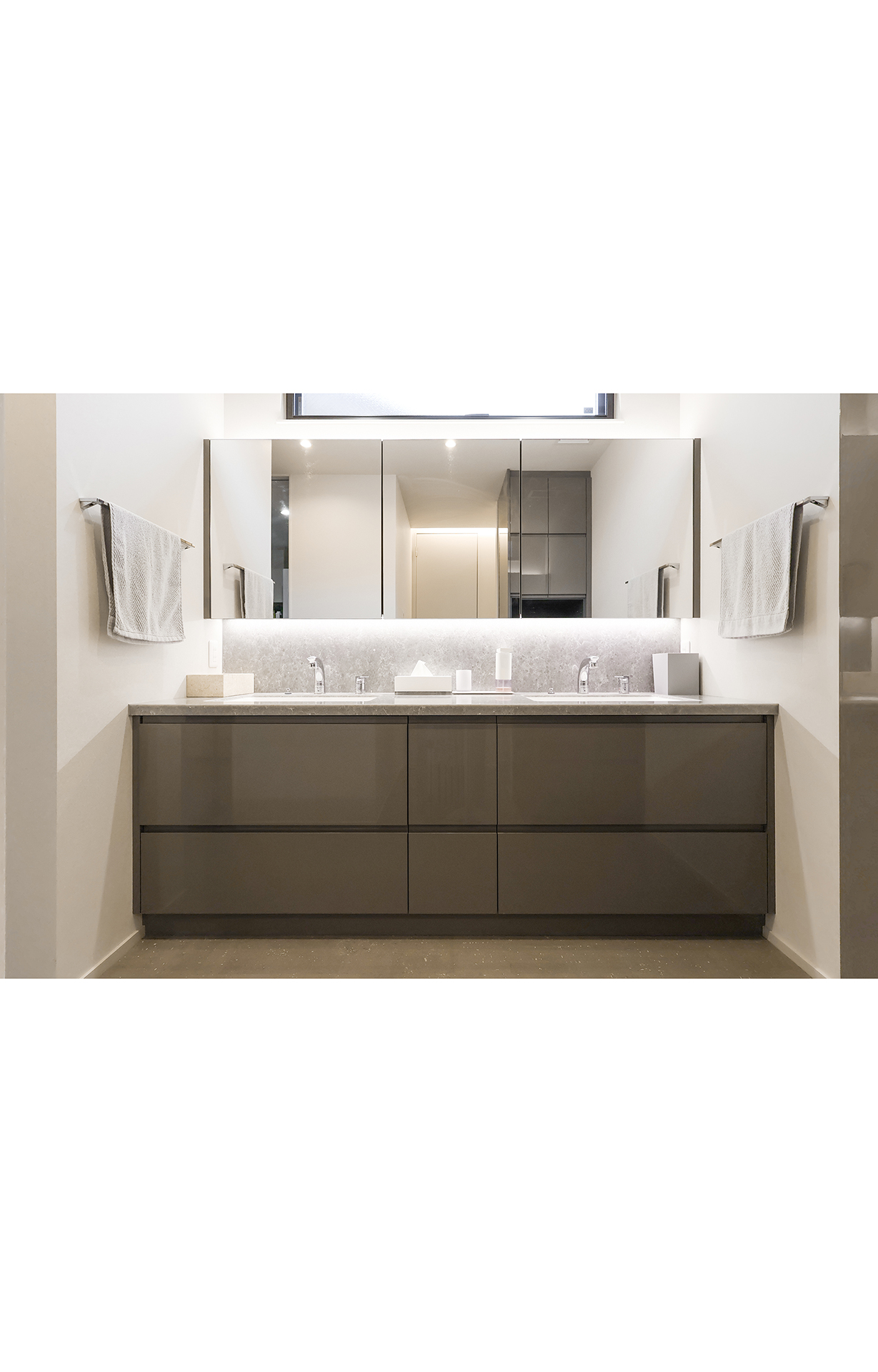 ホテルのようなグレージュ洗面