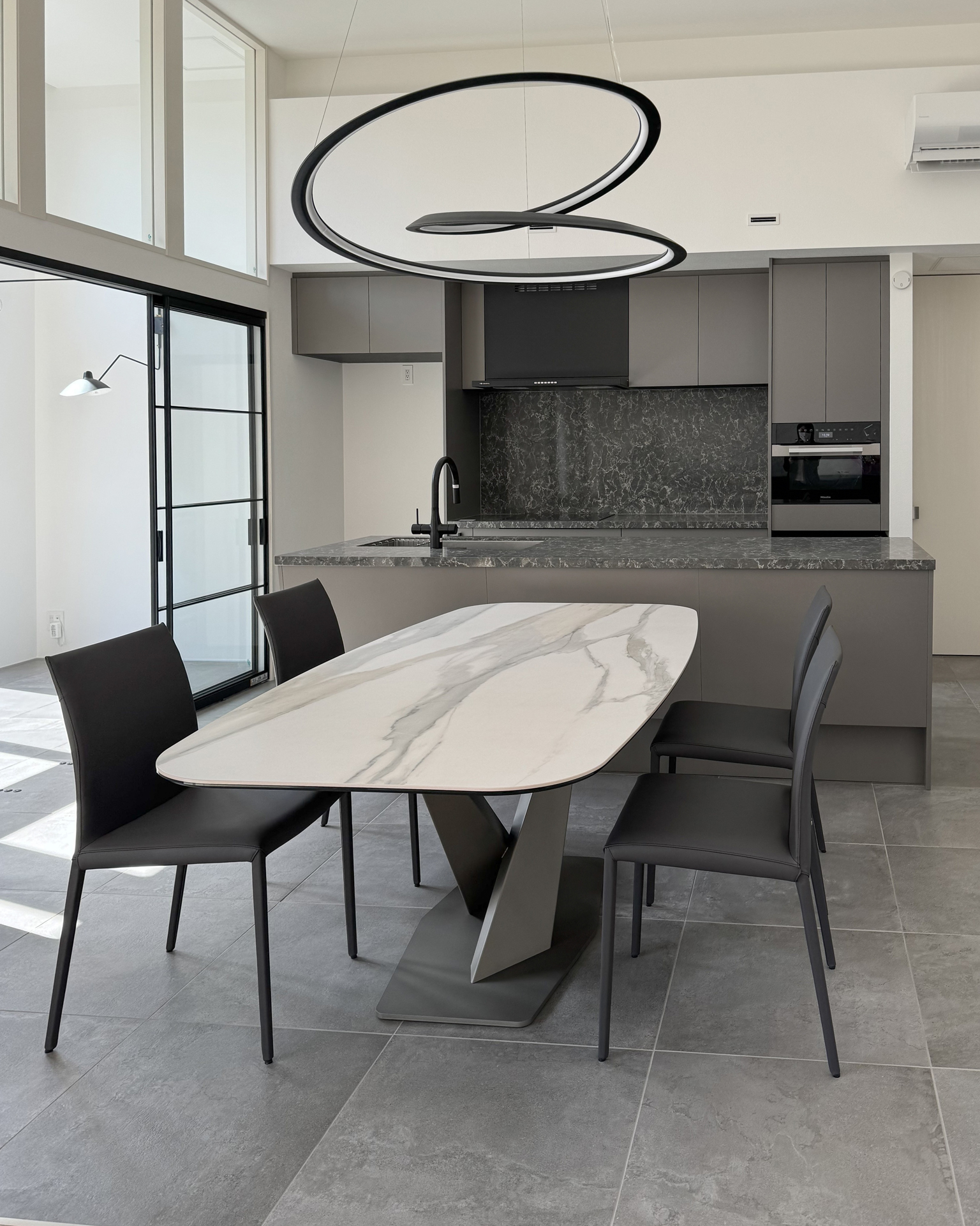 スタイリッシュなグレーインテリア