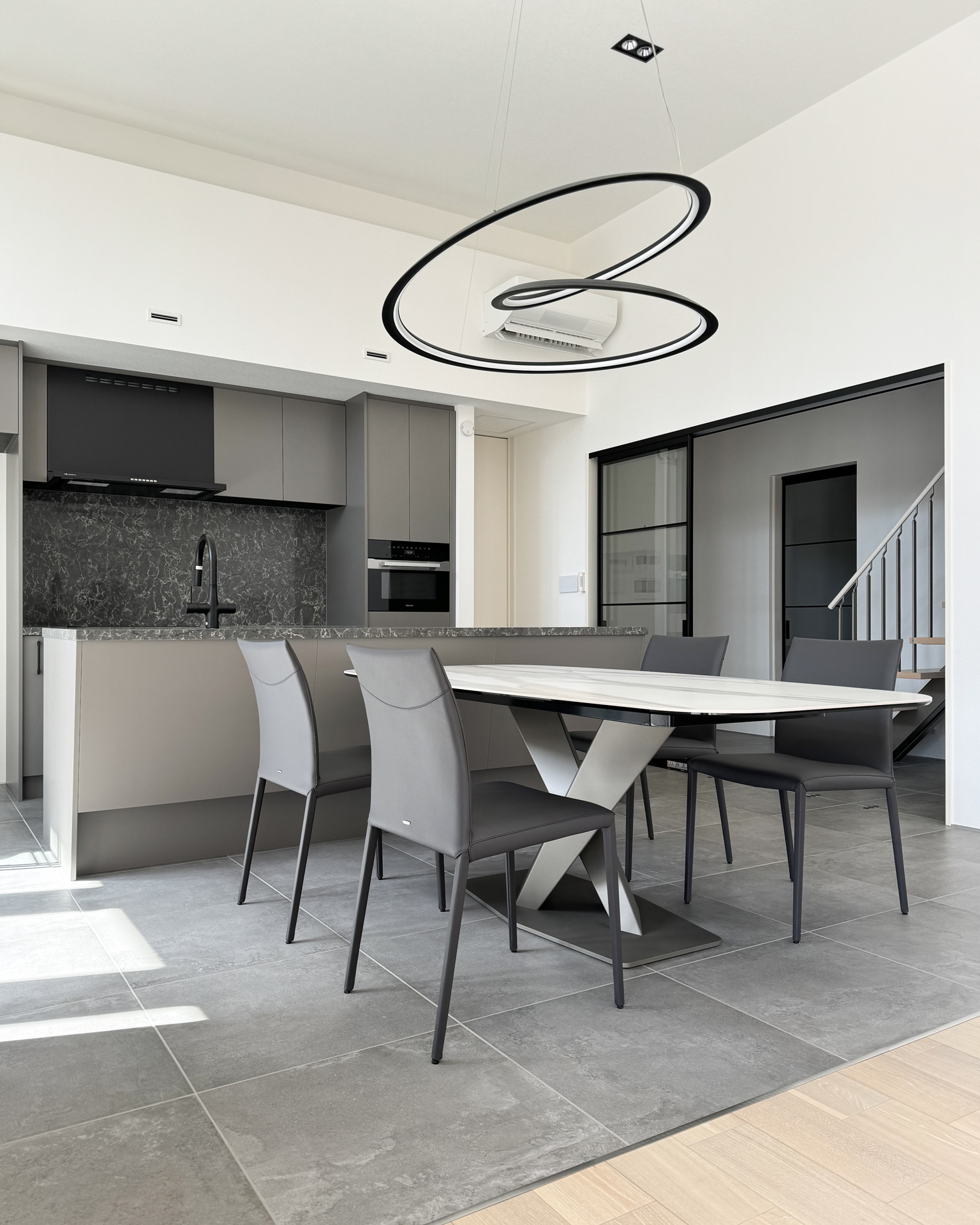 写真:スタイリッシュなグレーインテリア