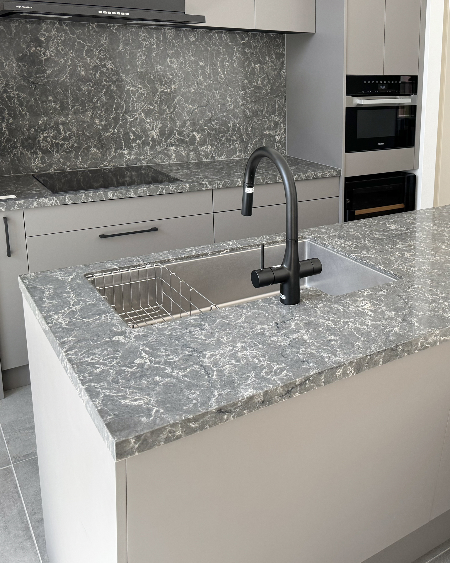 写真:スタイリッシュなグレーインテリア