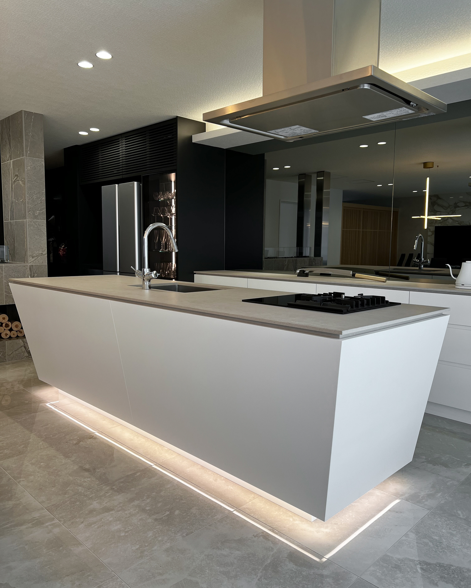 写真:デザインが際立つ舟形のキッチン