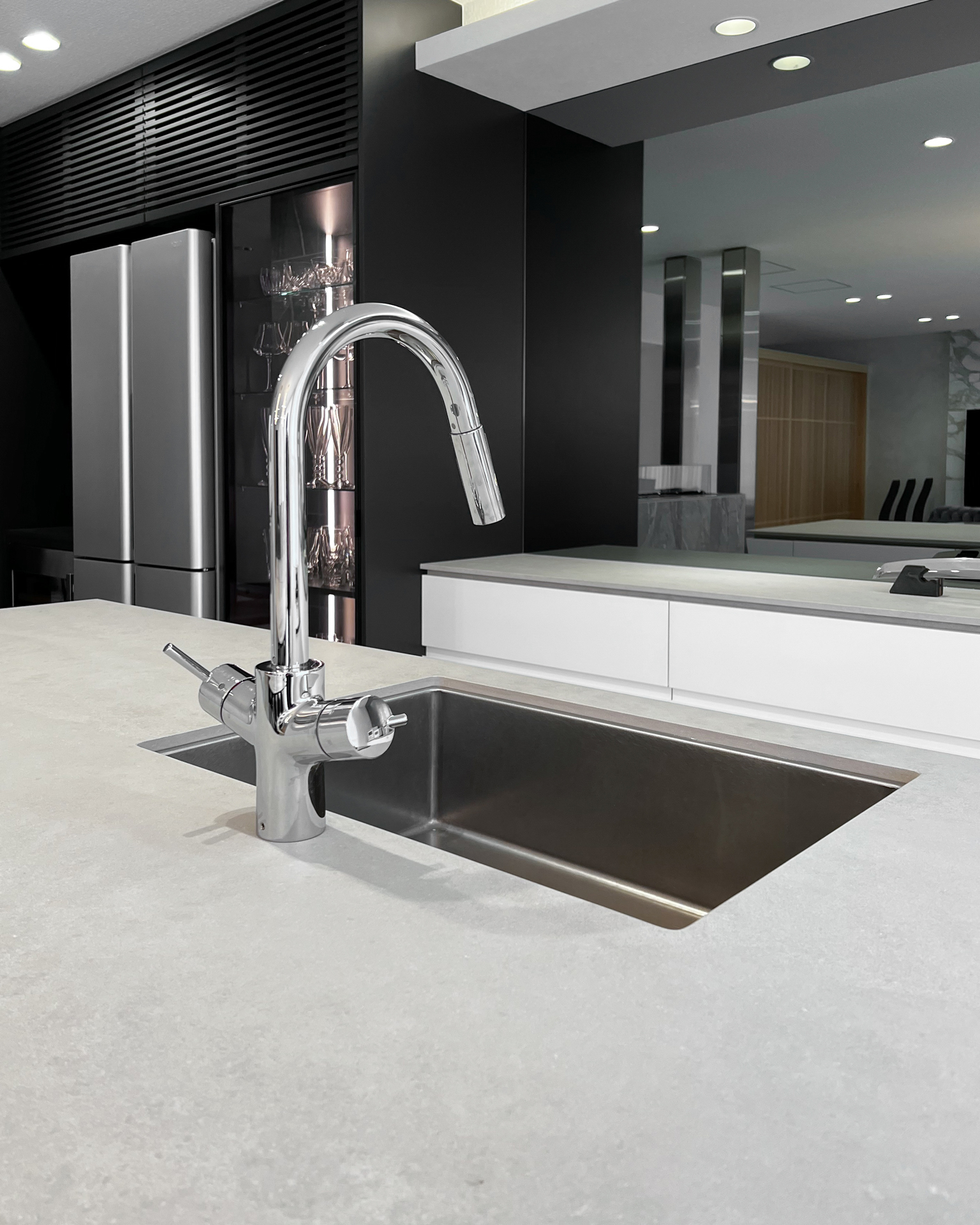 写真:デザインが際立つ舟形のキッチン