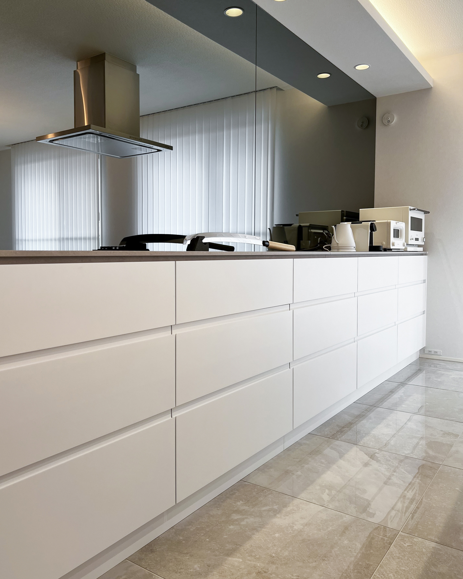 写真:デザインが際立つ舟形のキッチン