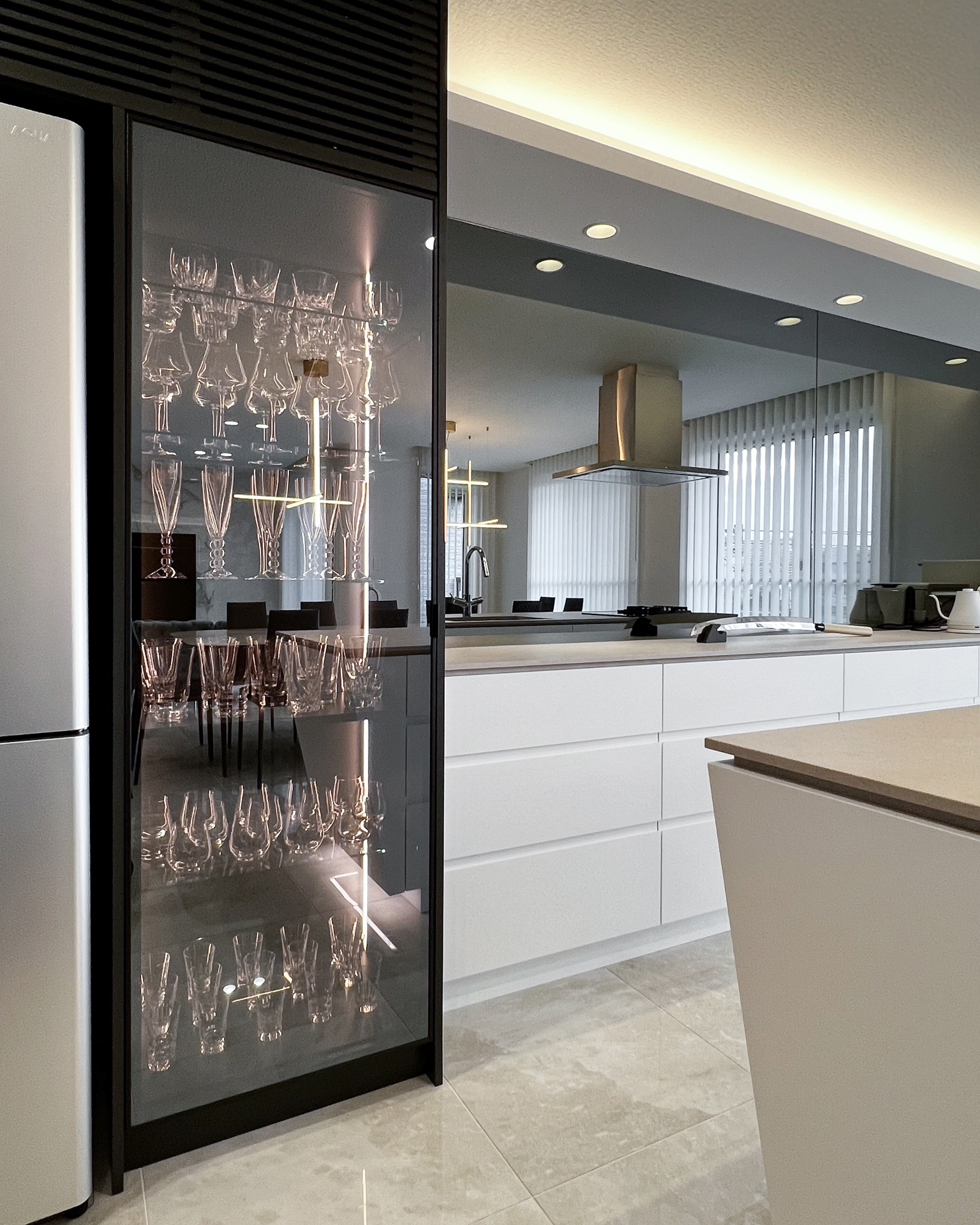 写真:デザインが際立つ舟形のキッチン