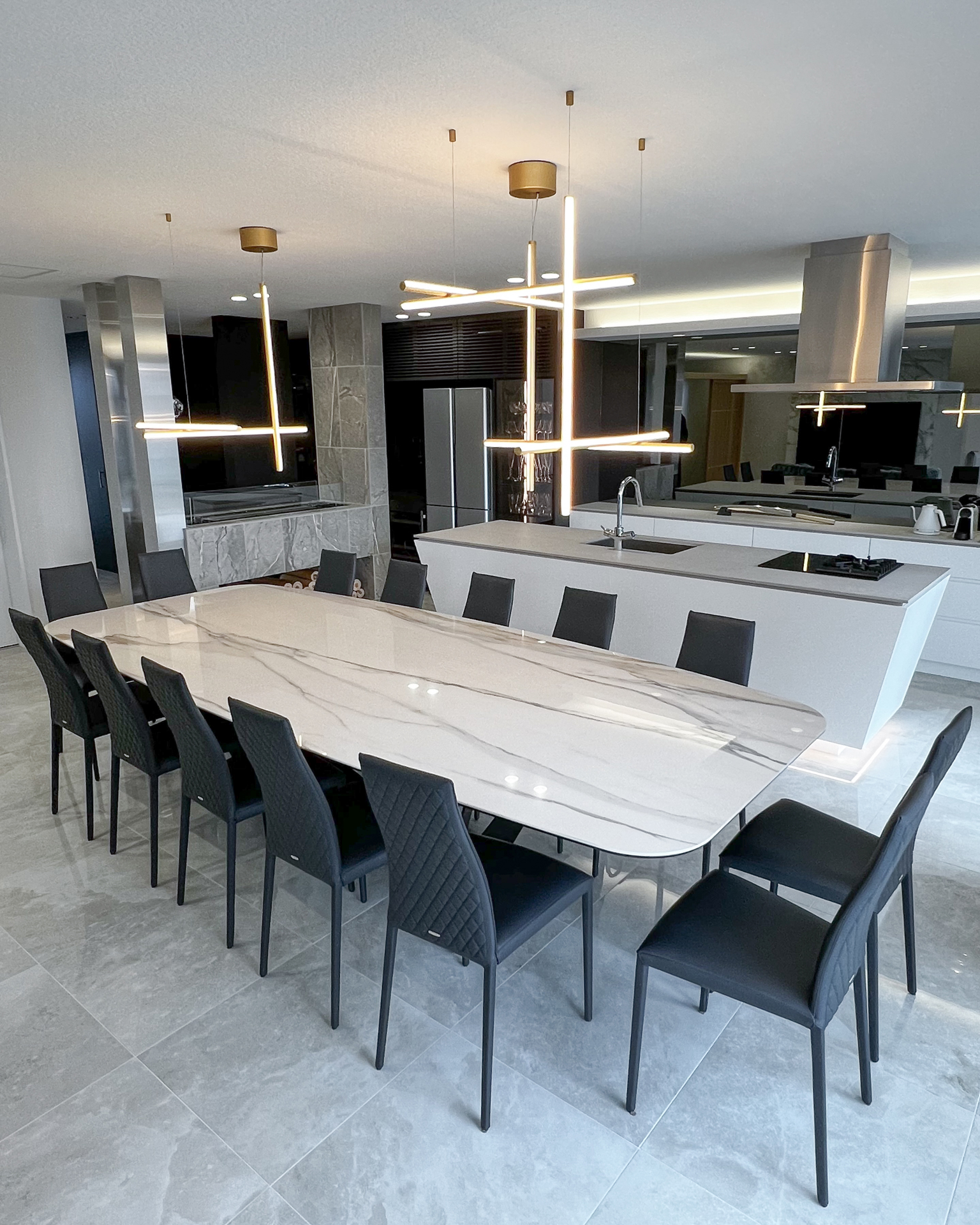 写真:デザインが際立つ舟形のキッチン