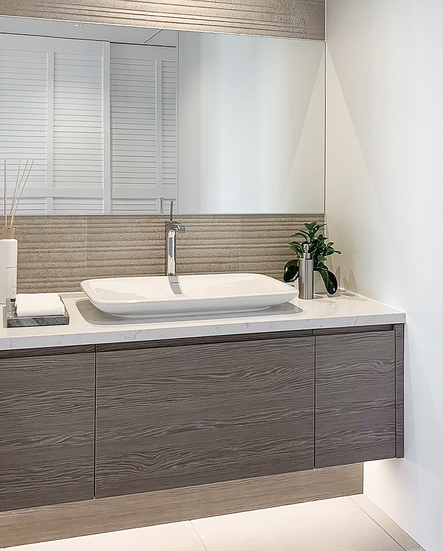 木目が映える無駄をそぎ落としたデザイン