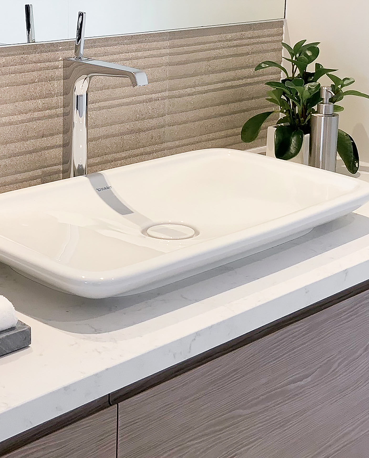 写真：木目が映える無駄をそぎ落としたデザイン