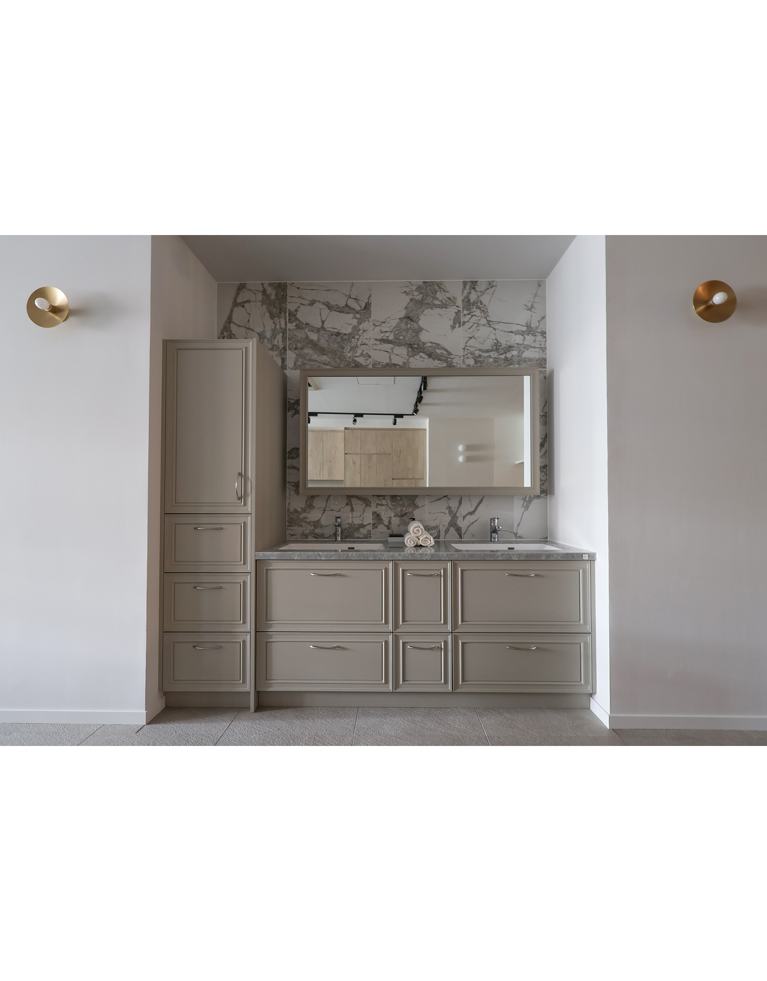 写真：ニュアンスを感じる、エレガントな洗面空間