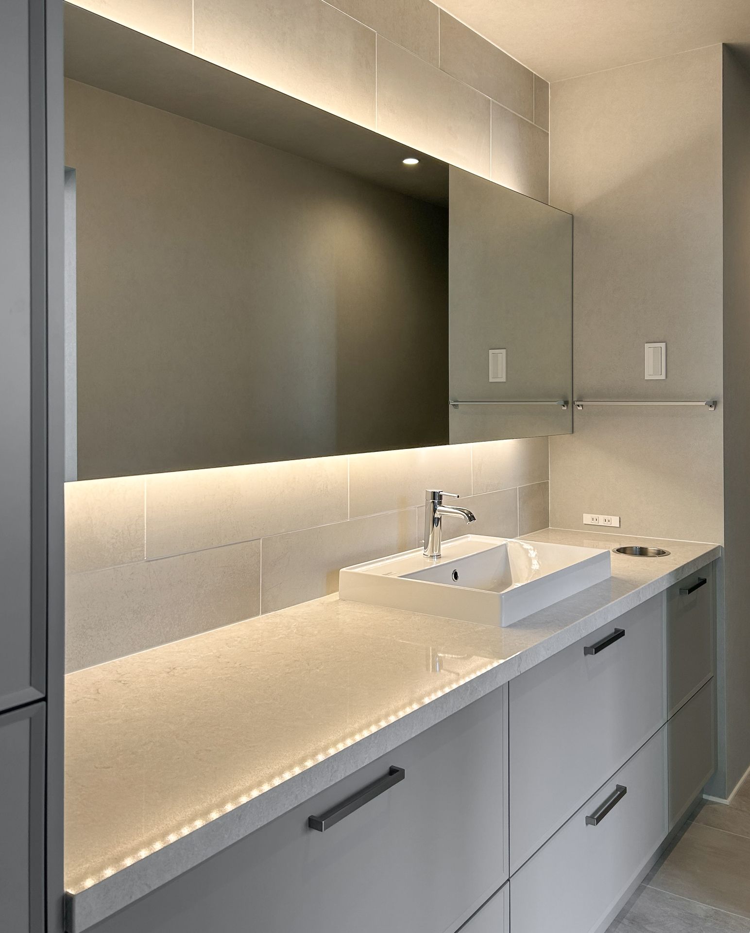 写真：軽やかなラインが映える洗練された洗面空間