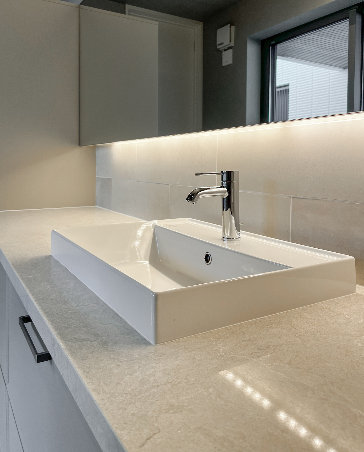 写真：軽やかなラインが映える洗練された洗面空間