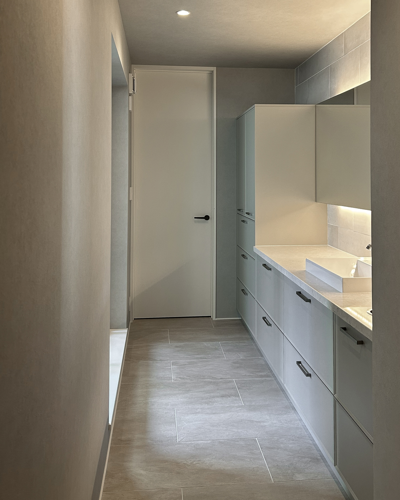 写真：軽やかなラインが映える洗練された洗面空間