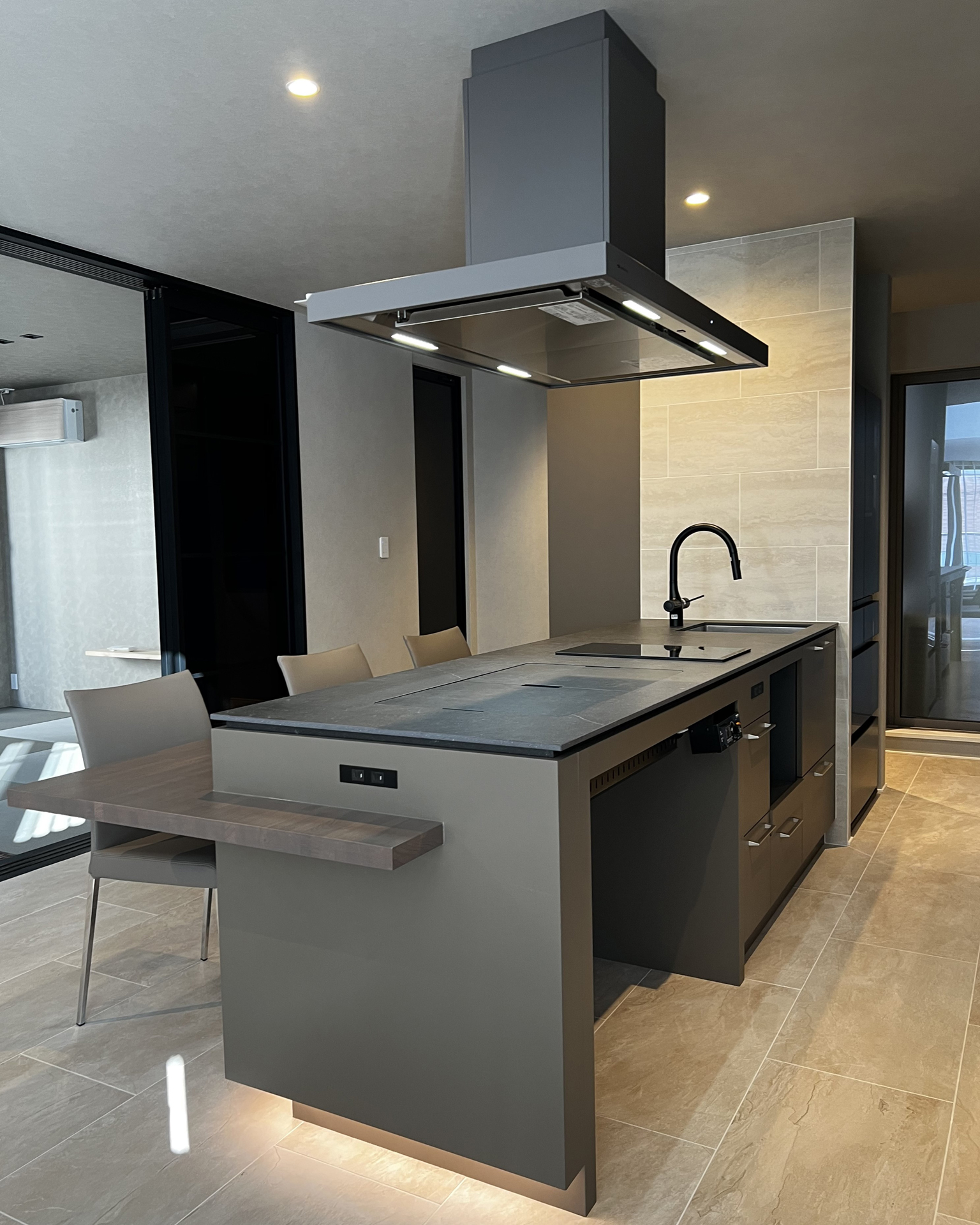 写真:キッチンが中心の上質な暮らし