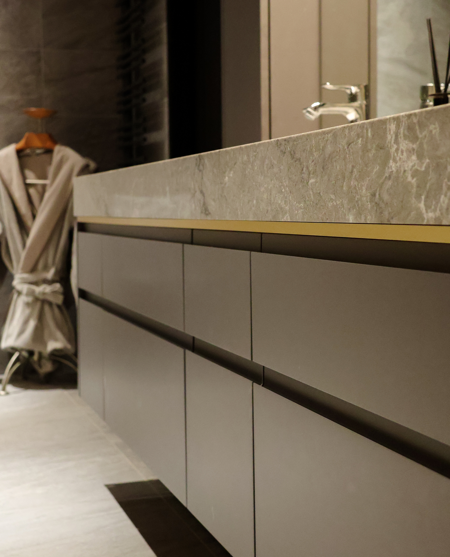 写真：ゴールドがアクセントになるシックな洗面