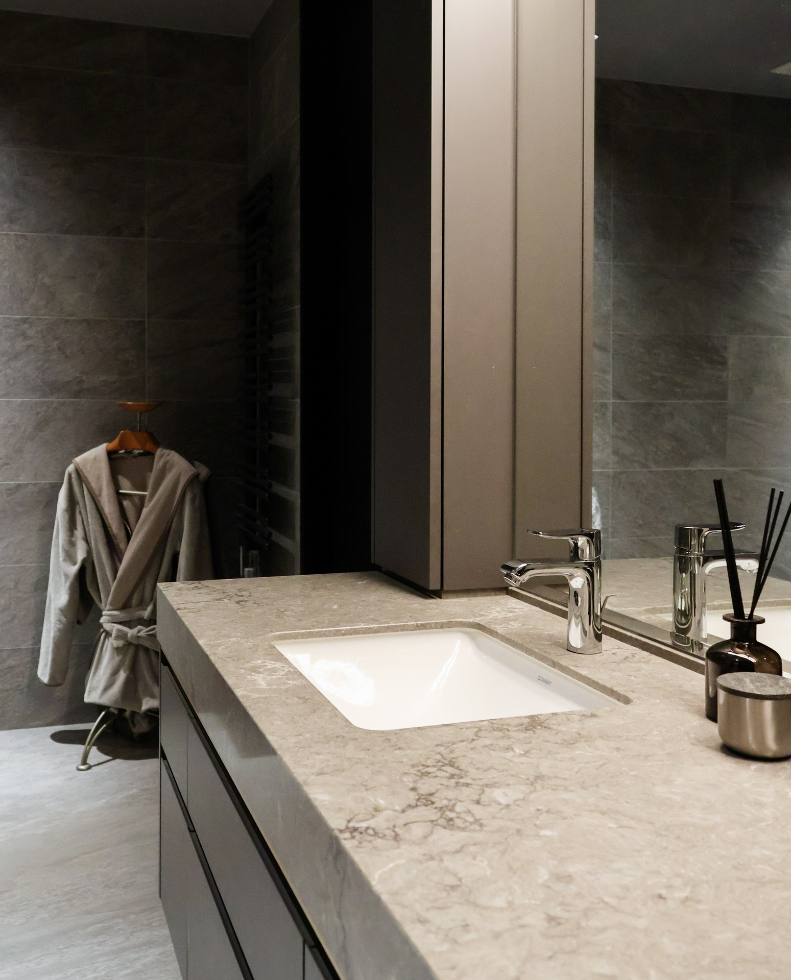 写真：ゴールドがアクセントになるシックな洗面