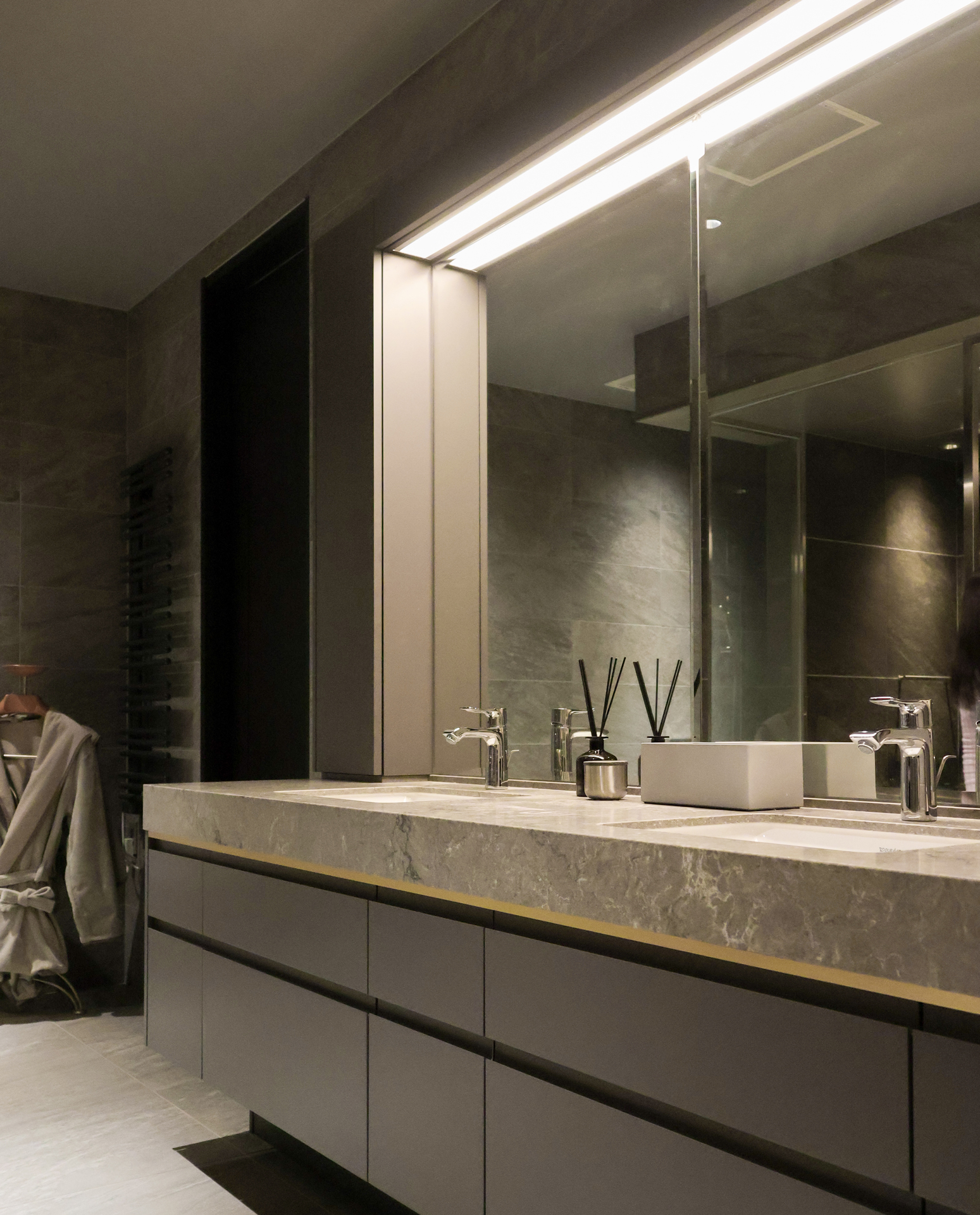 写真：ゴールドがアクセントになるシックな洗面