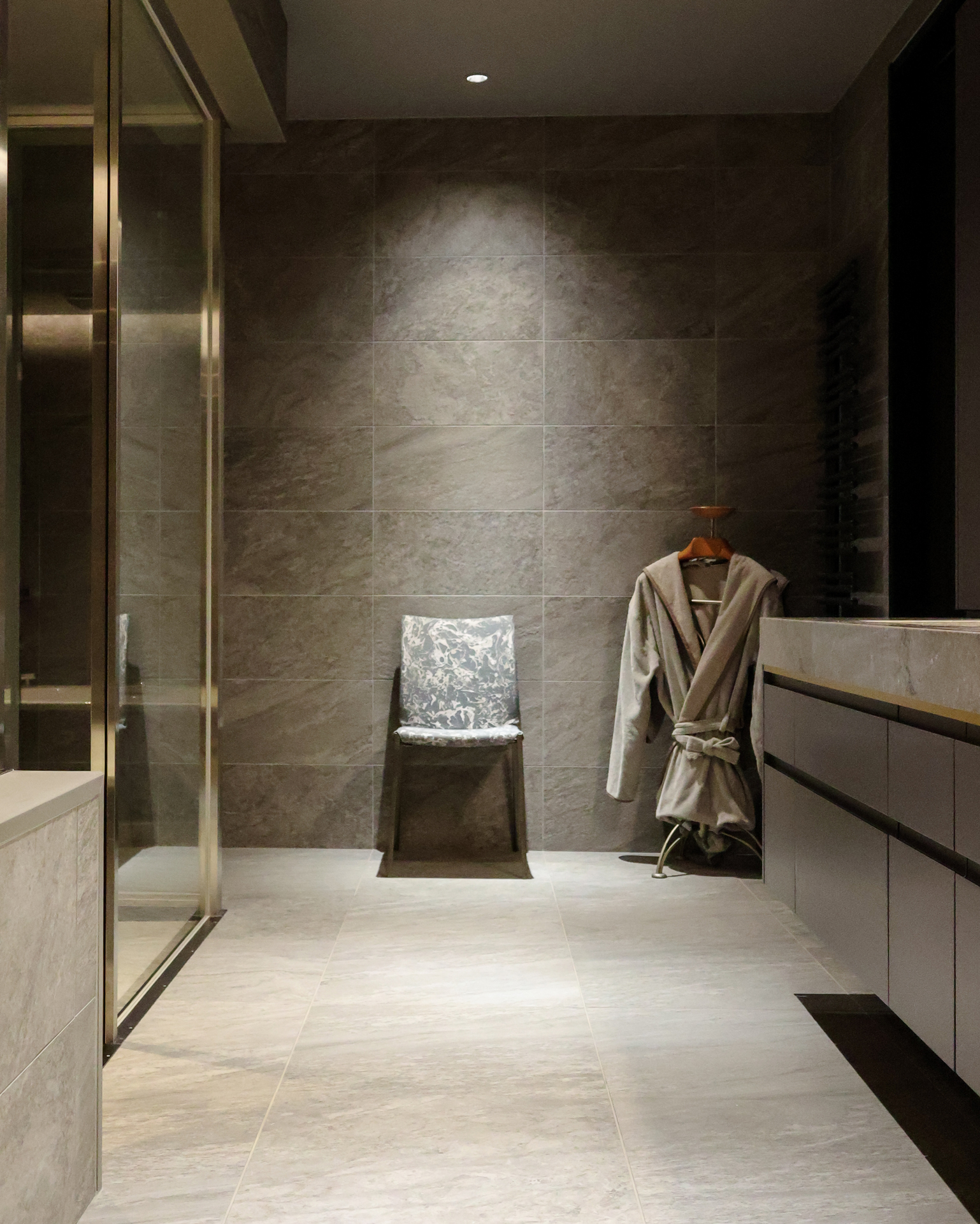 写真：ゴールドがアクセントになるシックな洗面