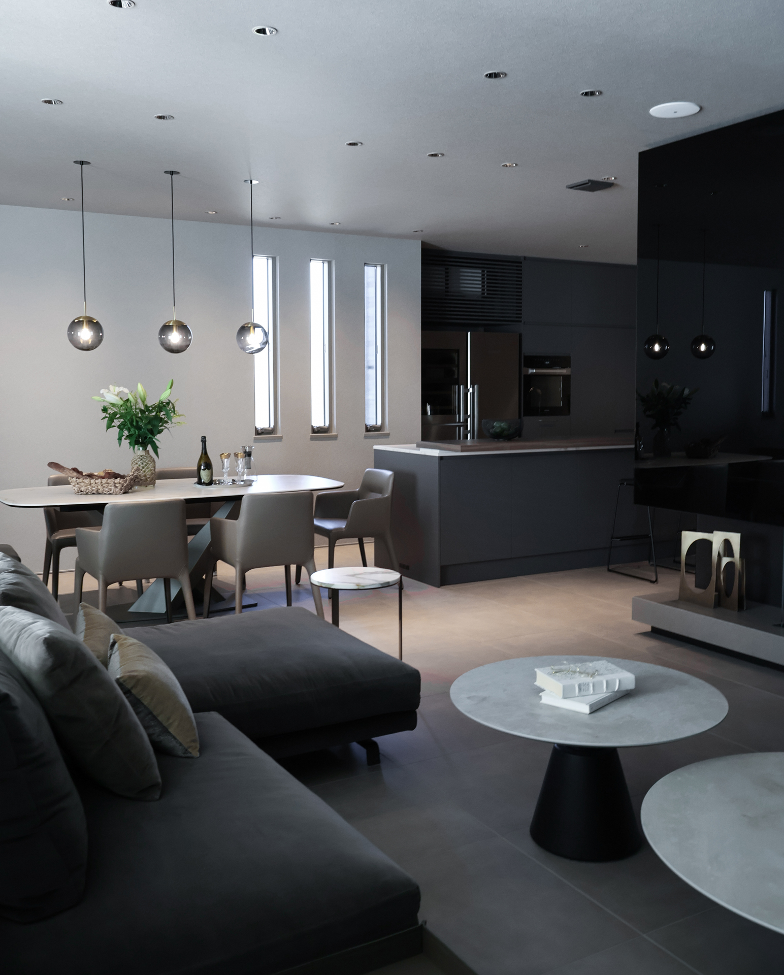 陰影が美しいダークトーンキッチン