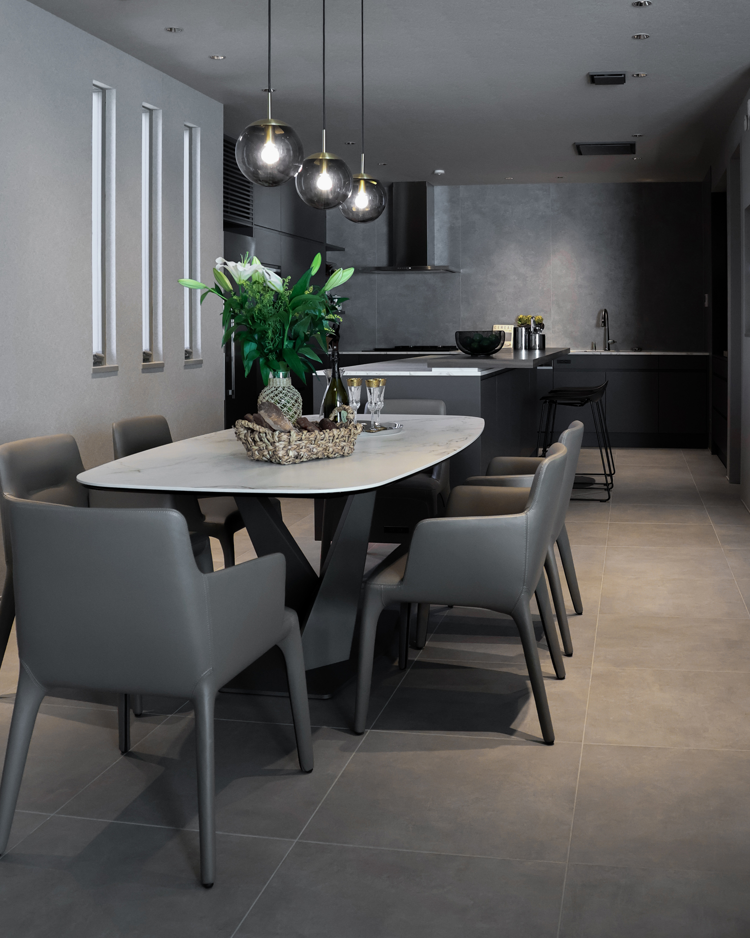 写真:陰影が美しいダークトーンキッチン