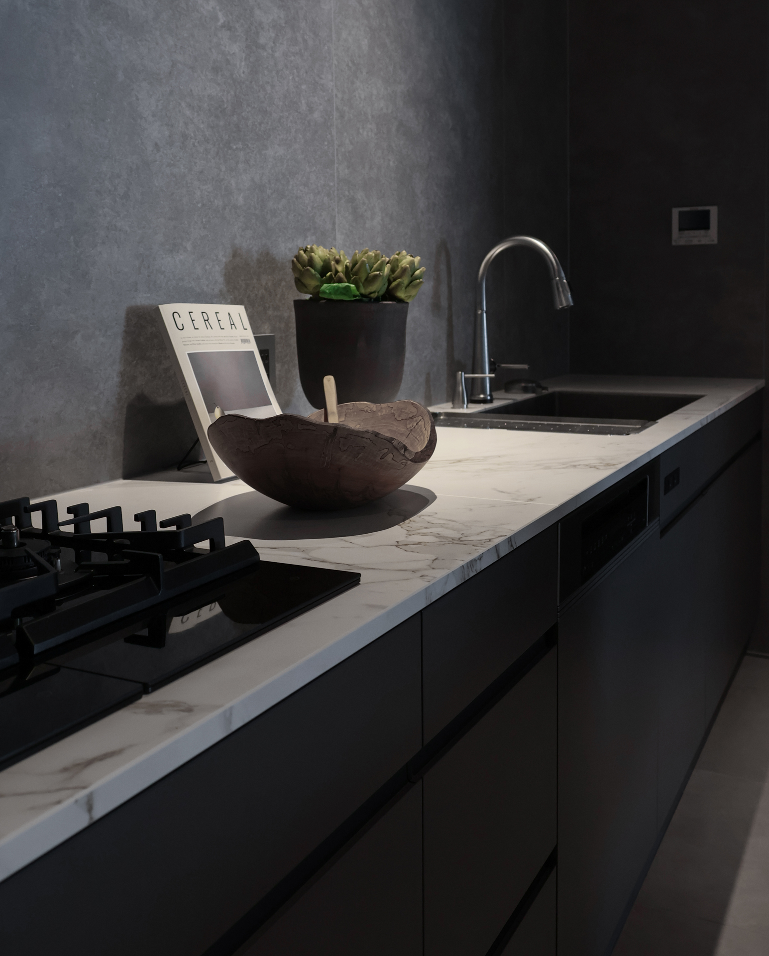 写真:陰影が美しいダークトーンキッチン