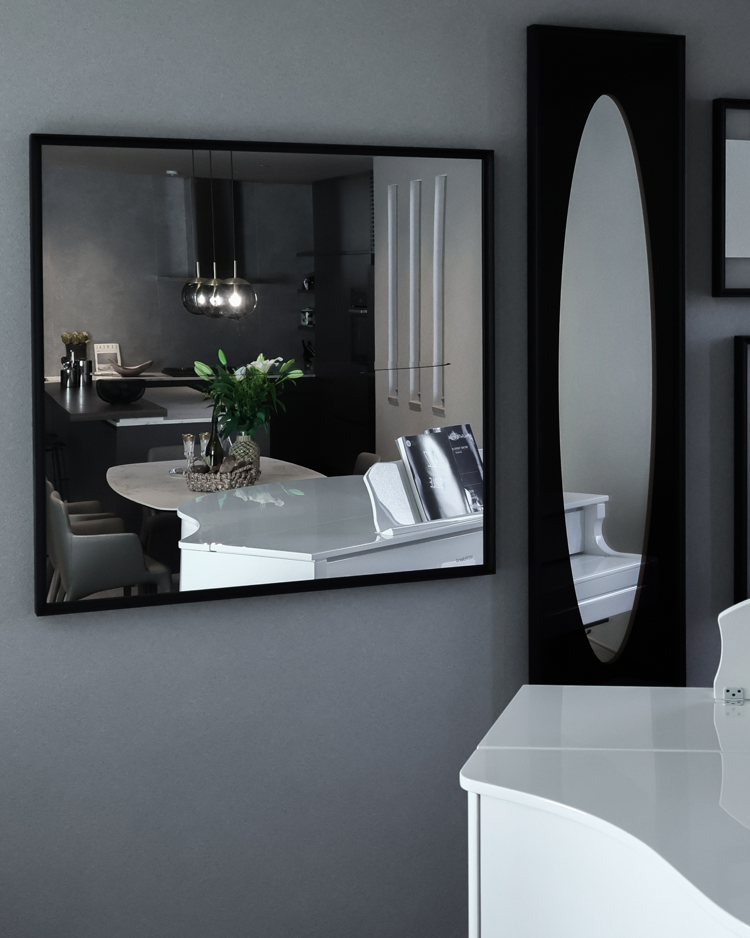 写真:陰影が美しいダークトーンキッチン