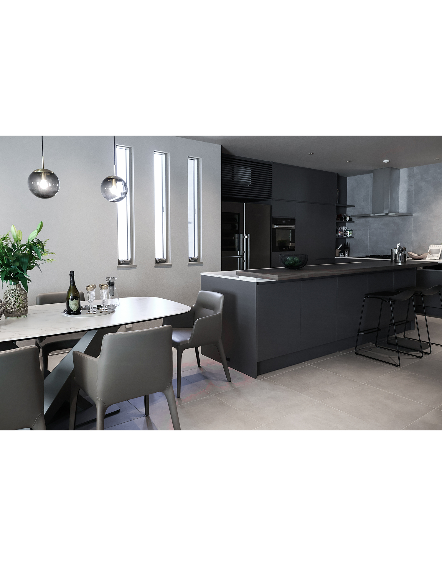 写真:陰影が美しいダークトーンキッチン