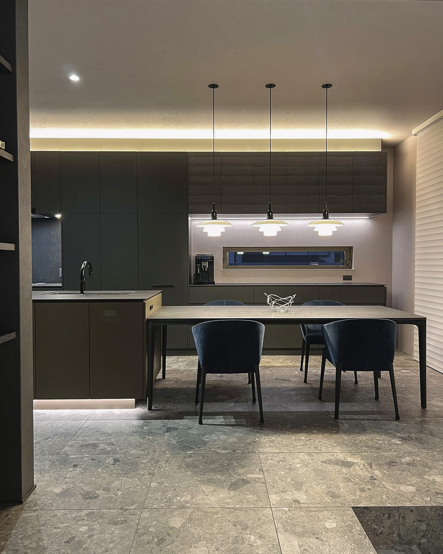 写真:インテリアと響きあうシックなキッチン