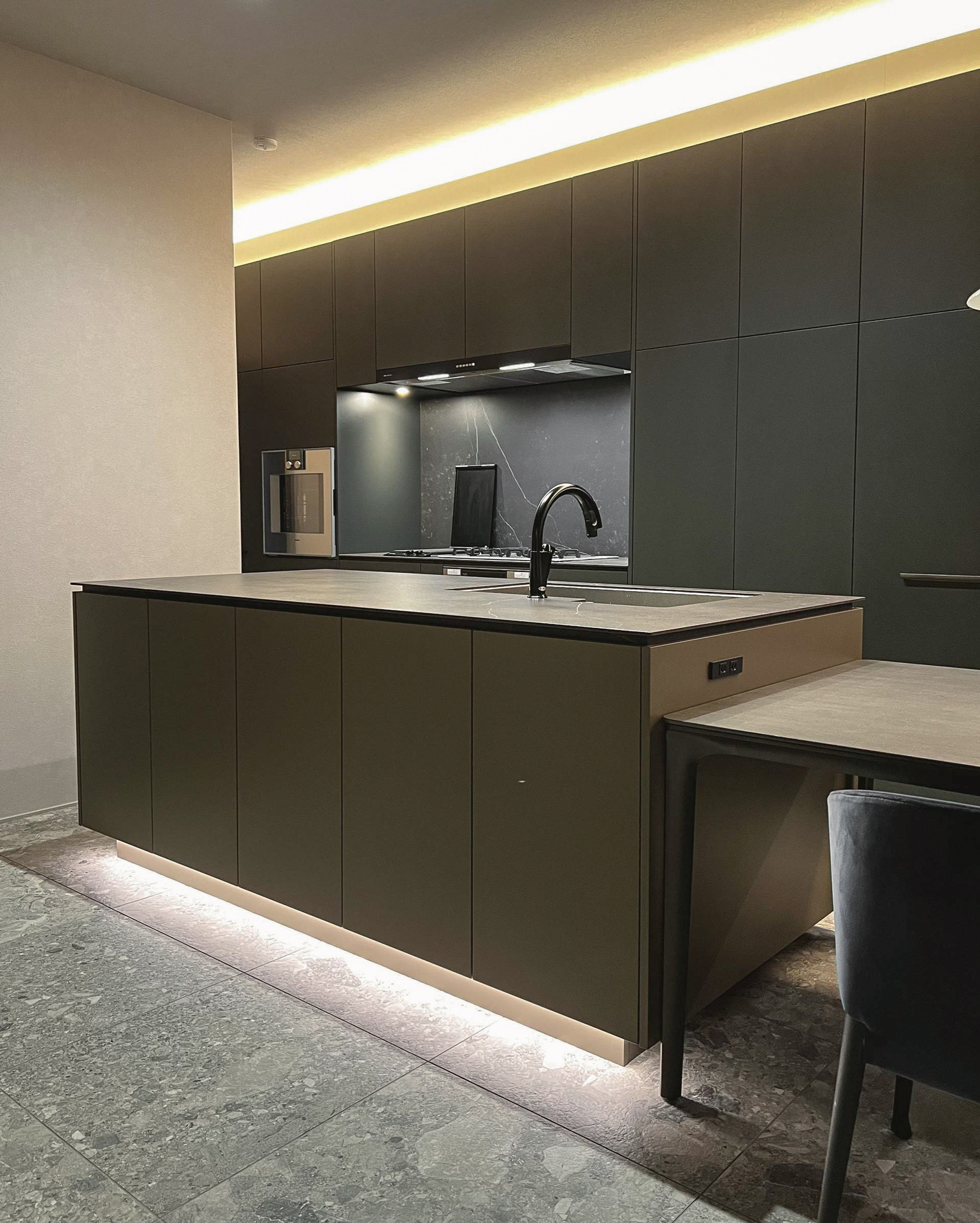 写真:インテリアと響きあうシックなキッチン