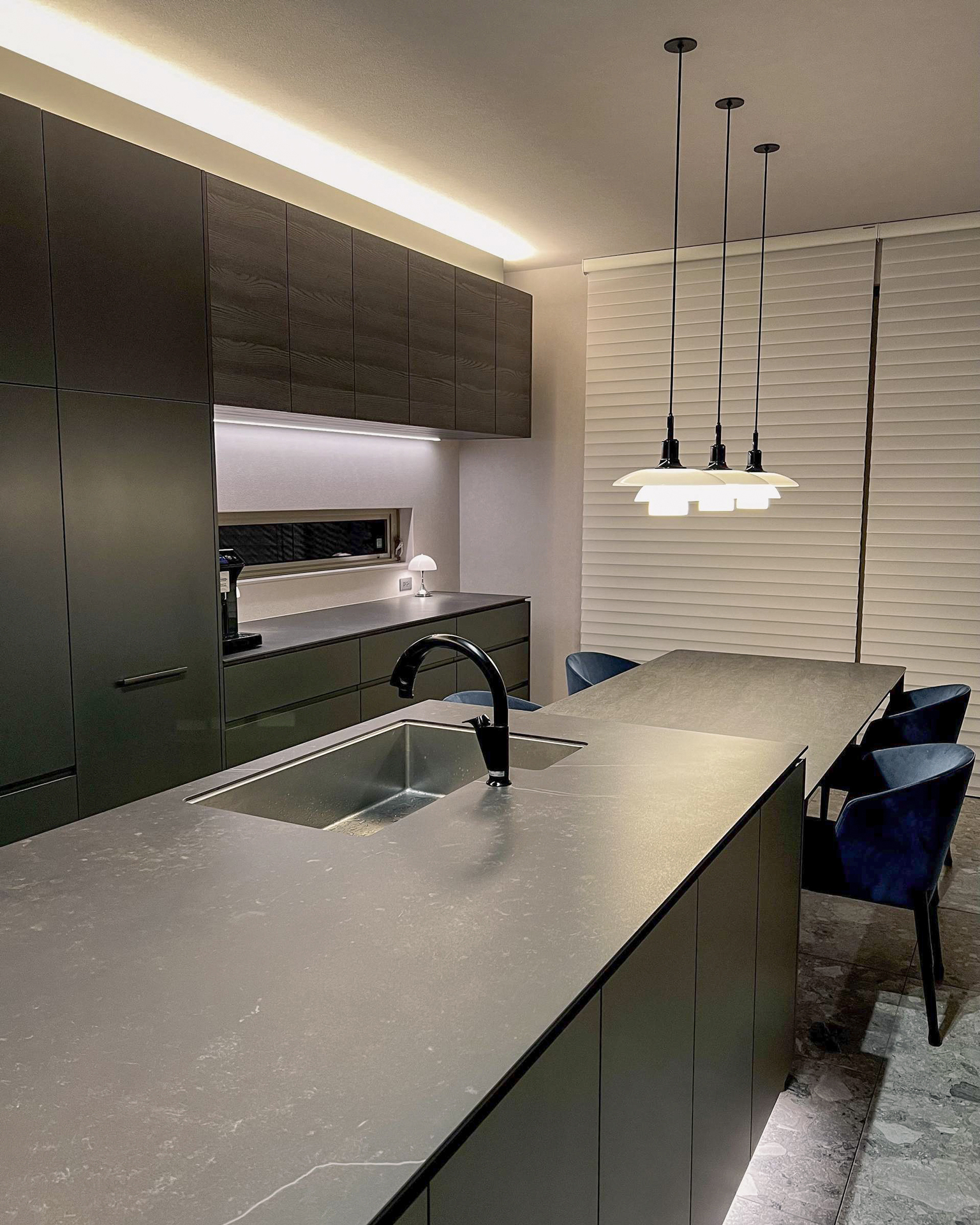 写真:インテリアと響きあうシックなキッチン