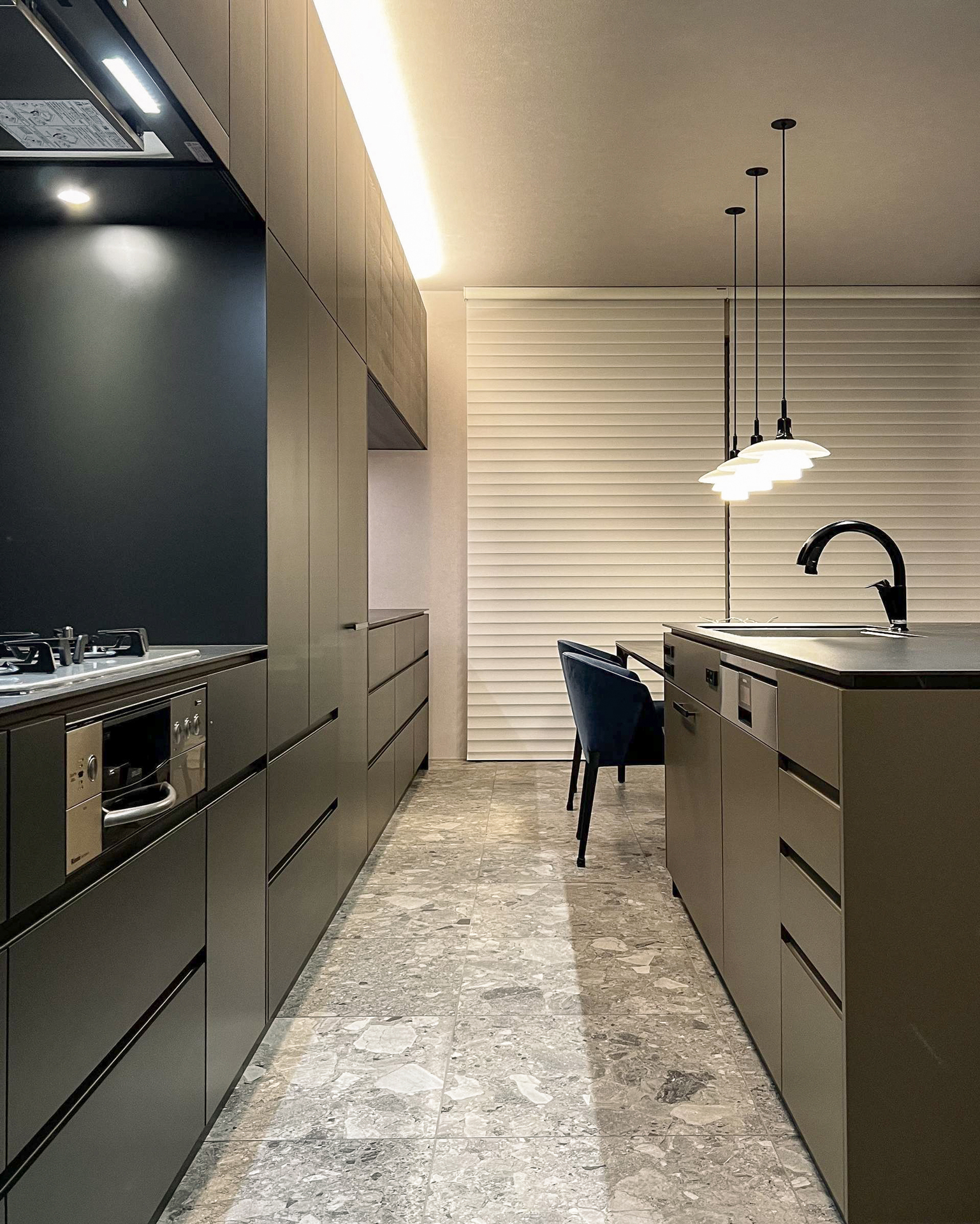 写真:インテリアと響きあうシックなキッチン