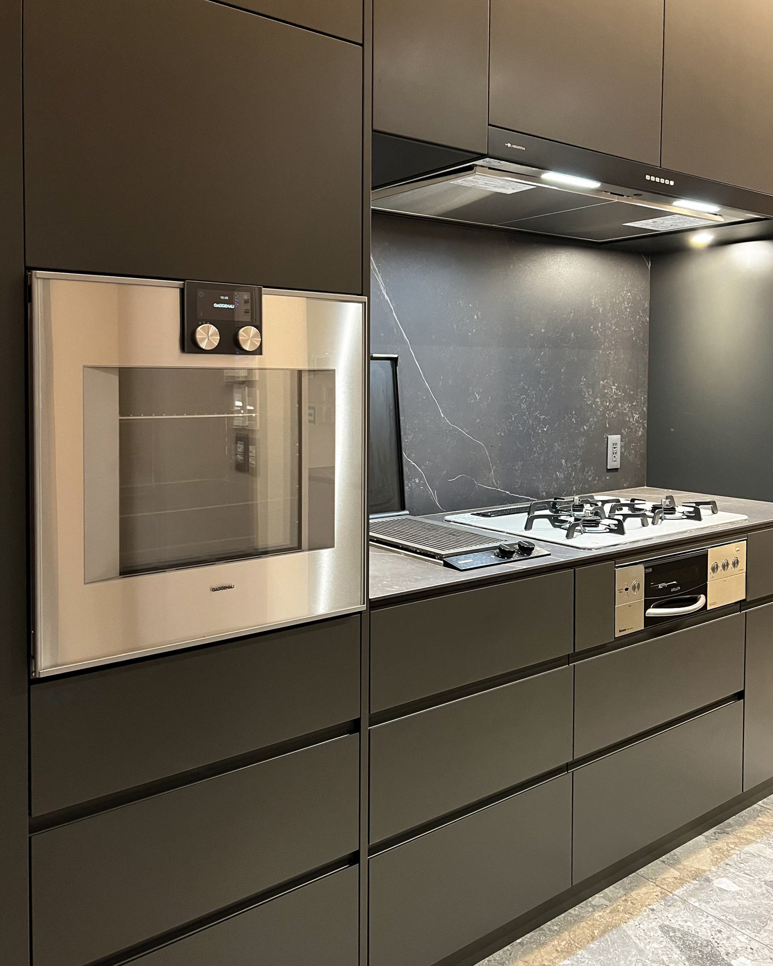 写真:インテリアと響きあうシックなキッチン