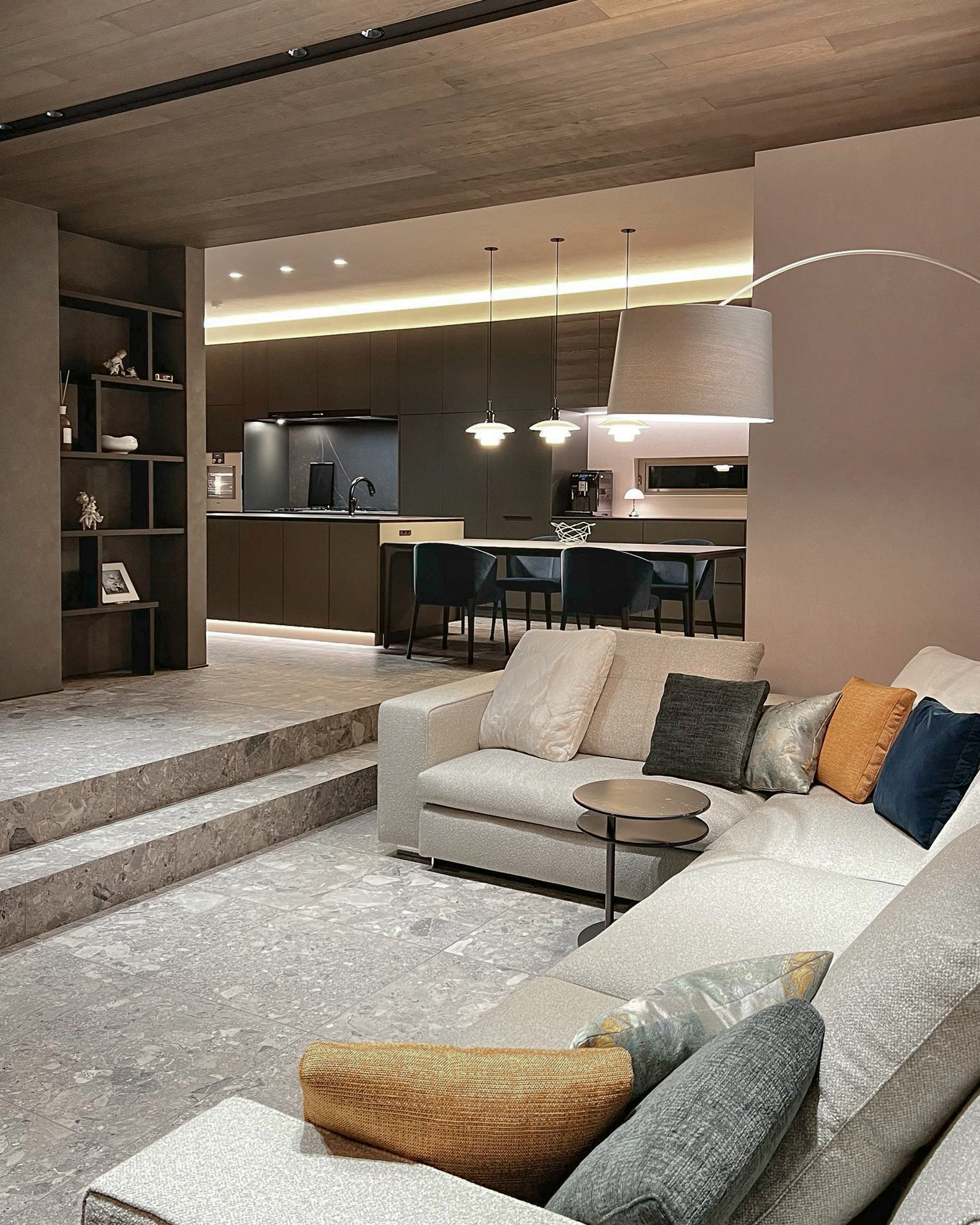 写真:インテリアと響きあうシックなキッチン