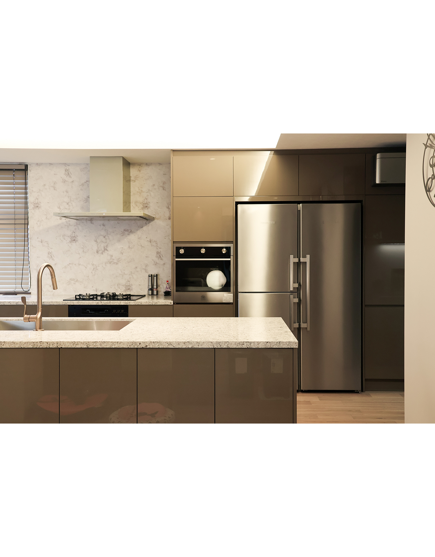 写真:華やかで洗練されたダイニングキッチン