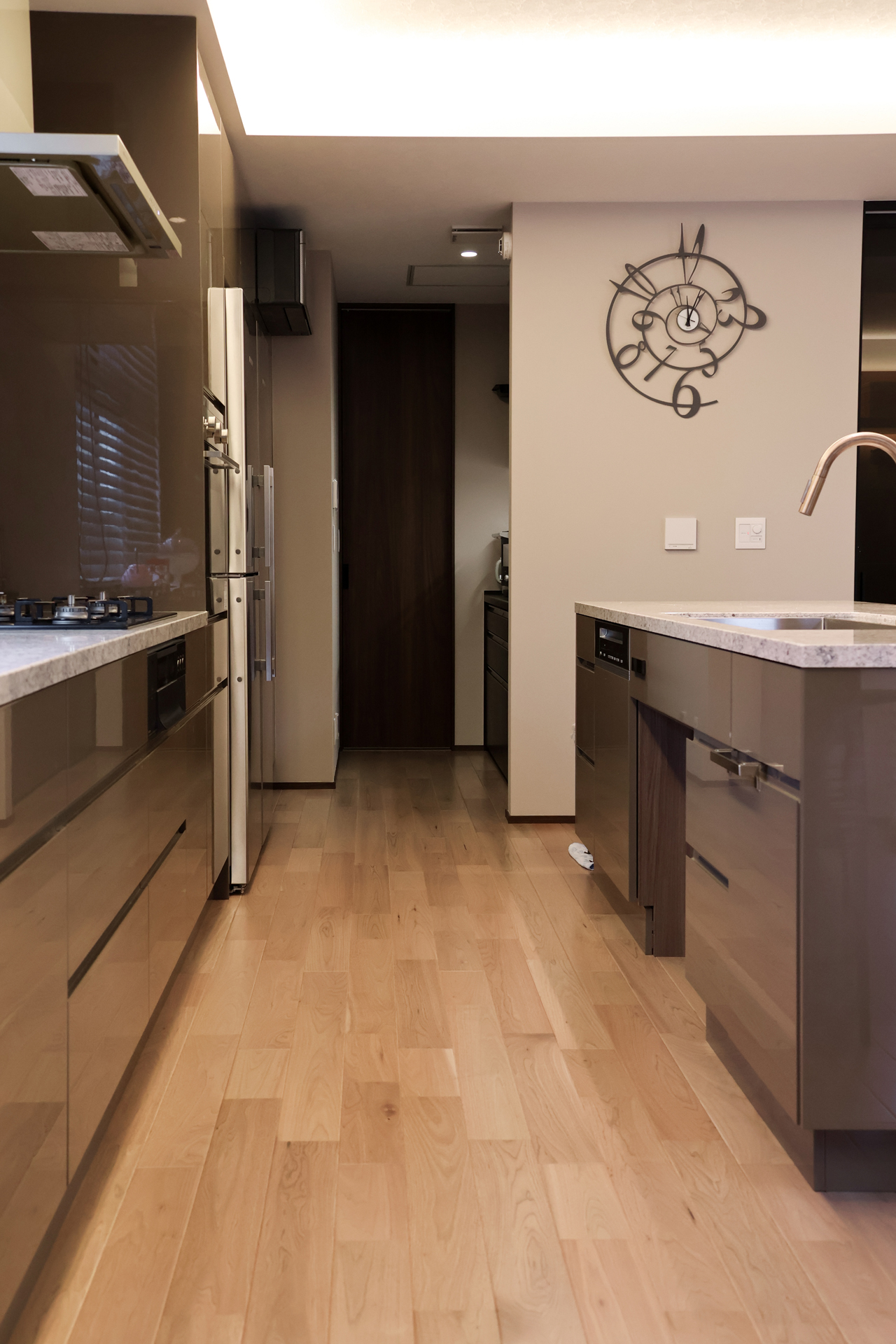 写真:華やかで洗練されたダイニングキッチン