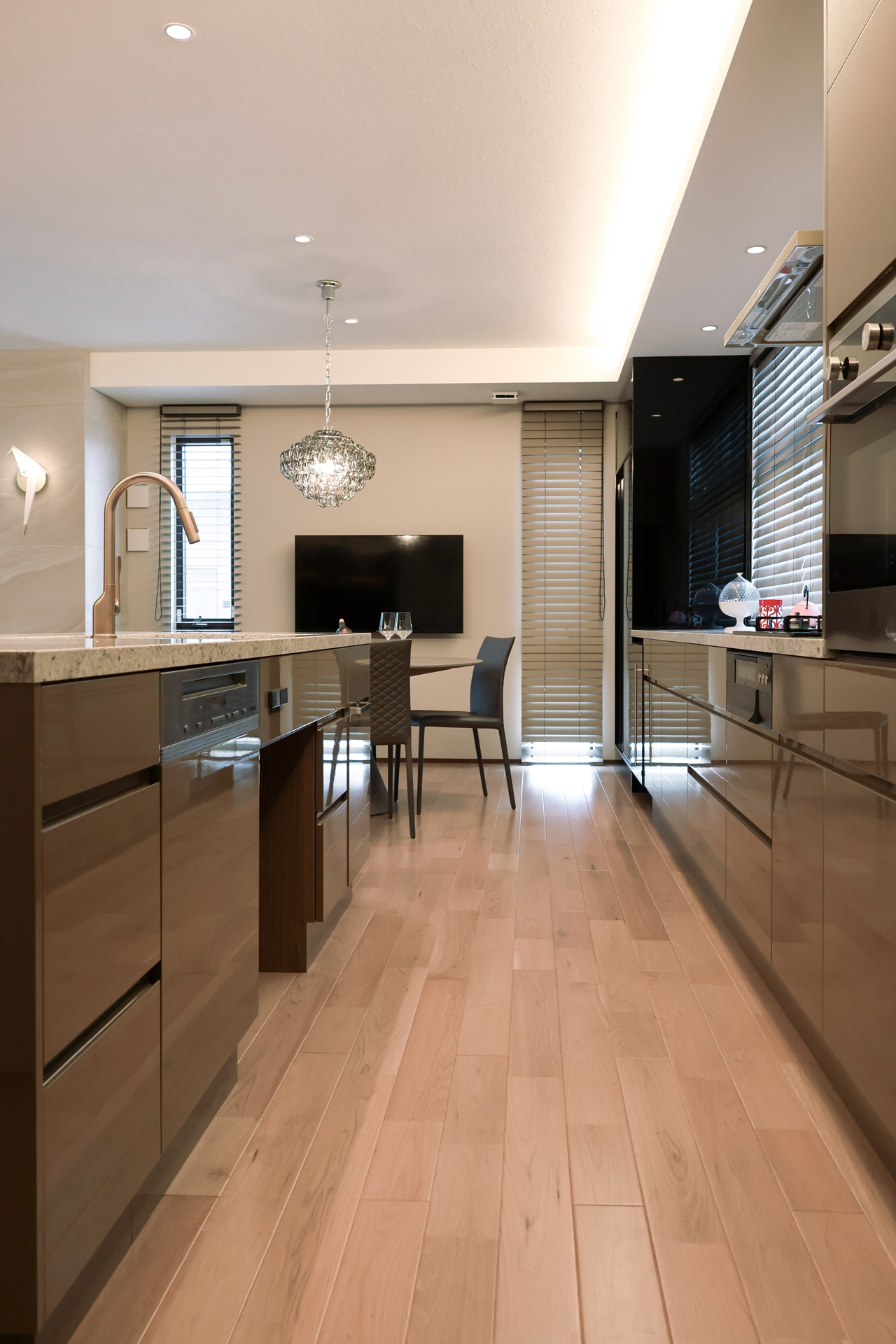 写真:華やかで洗練されたダイニングキッチン