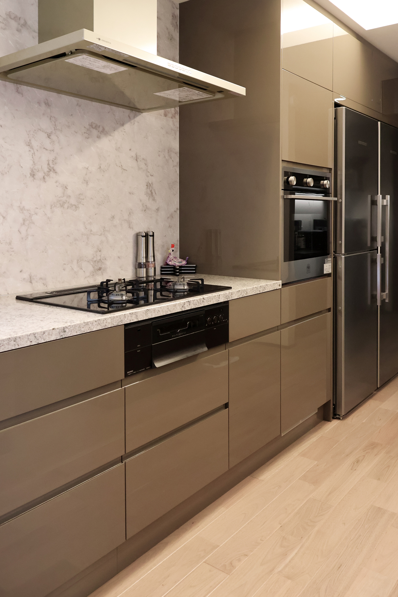 写真:華やかで洗練されたダイニングキッチン