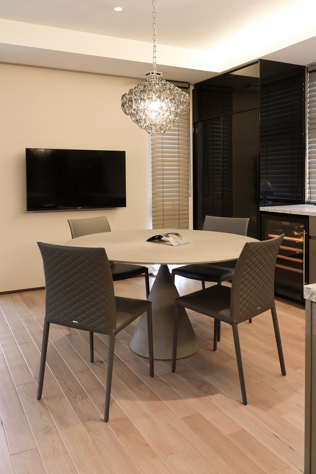 写真:華やかで洗練されたダイニングキッチン