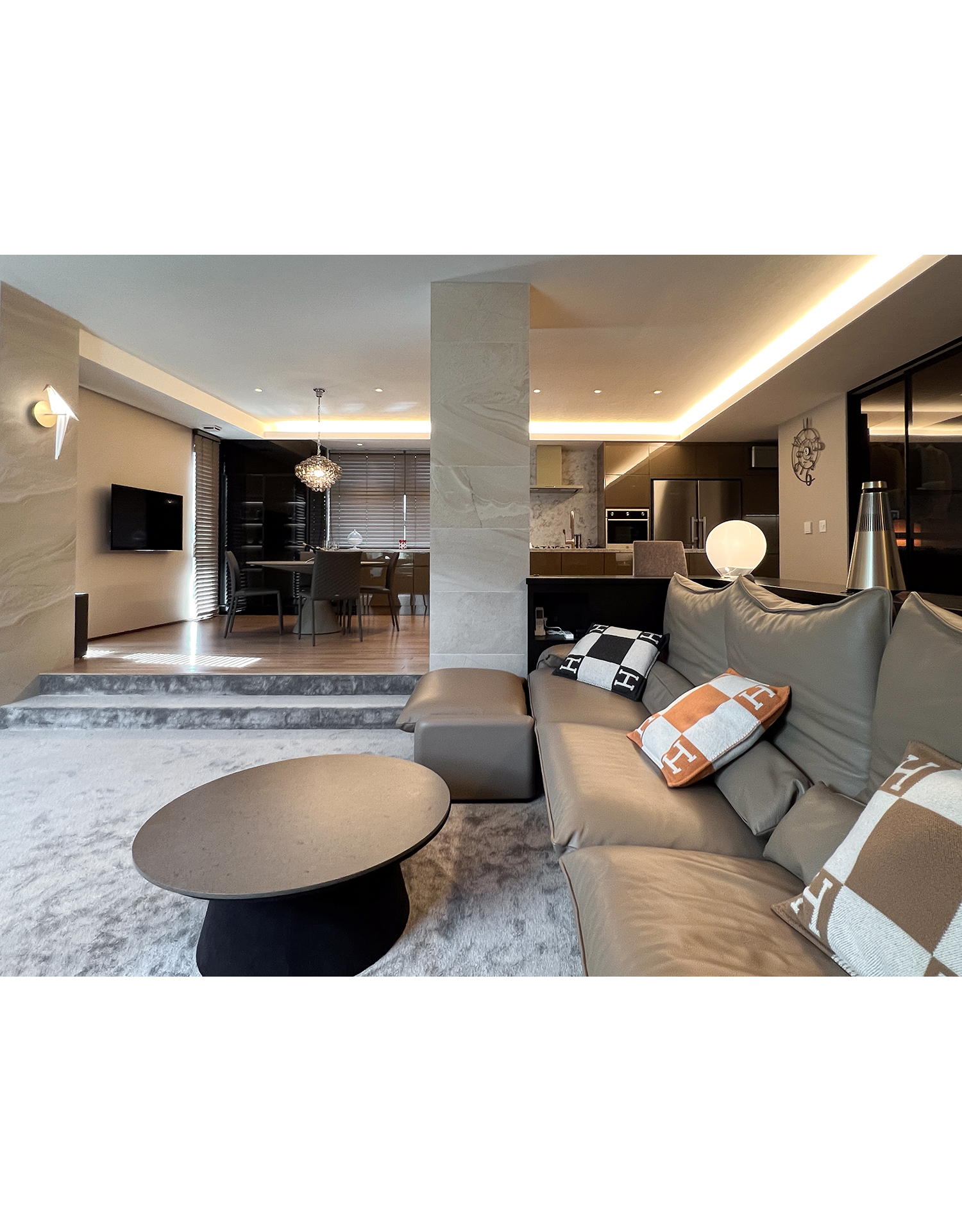 写真:華やかで洗練されたダイニングキッチン