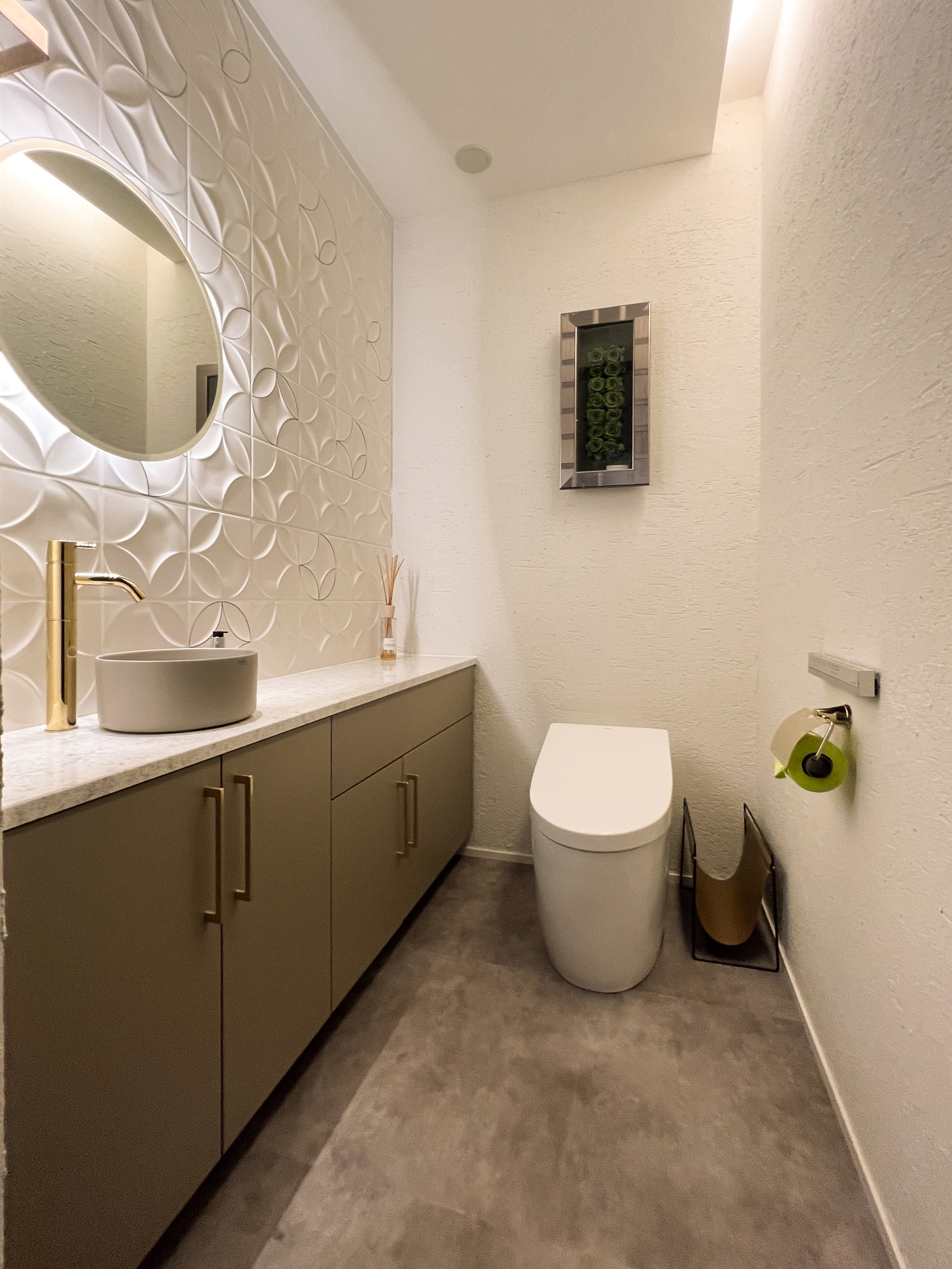 洗練された華やかさのあるトイレ空間