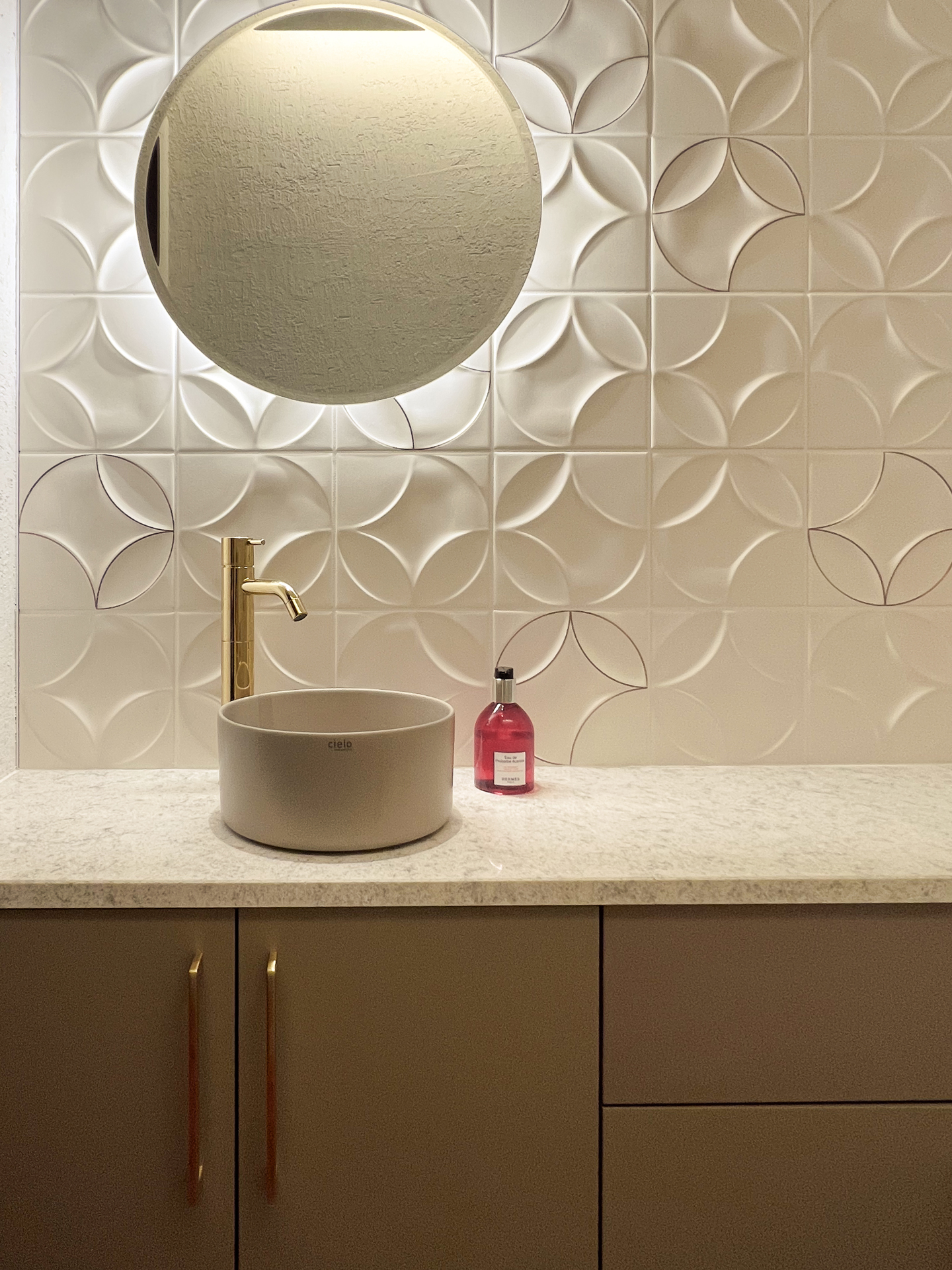 写真：洗練された華やかさのあるトイレ空間