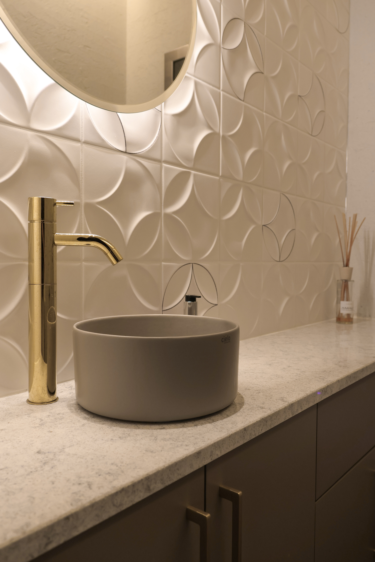 写真：洗練された華やかさのあるトイレ空間