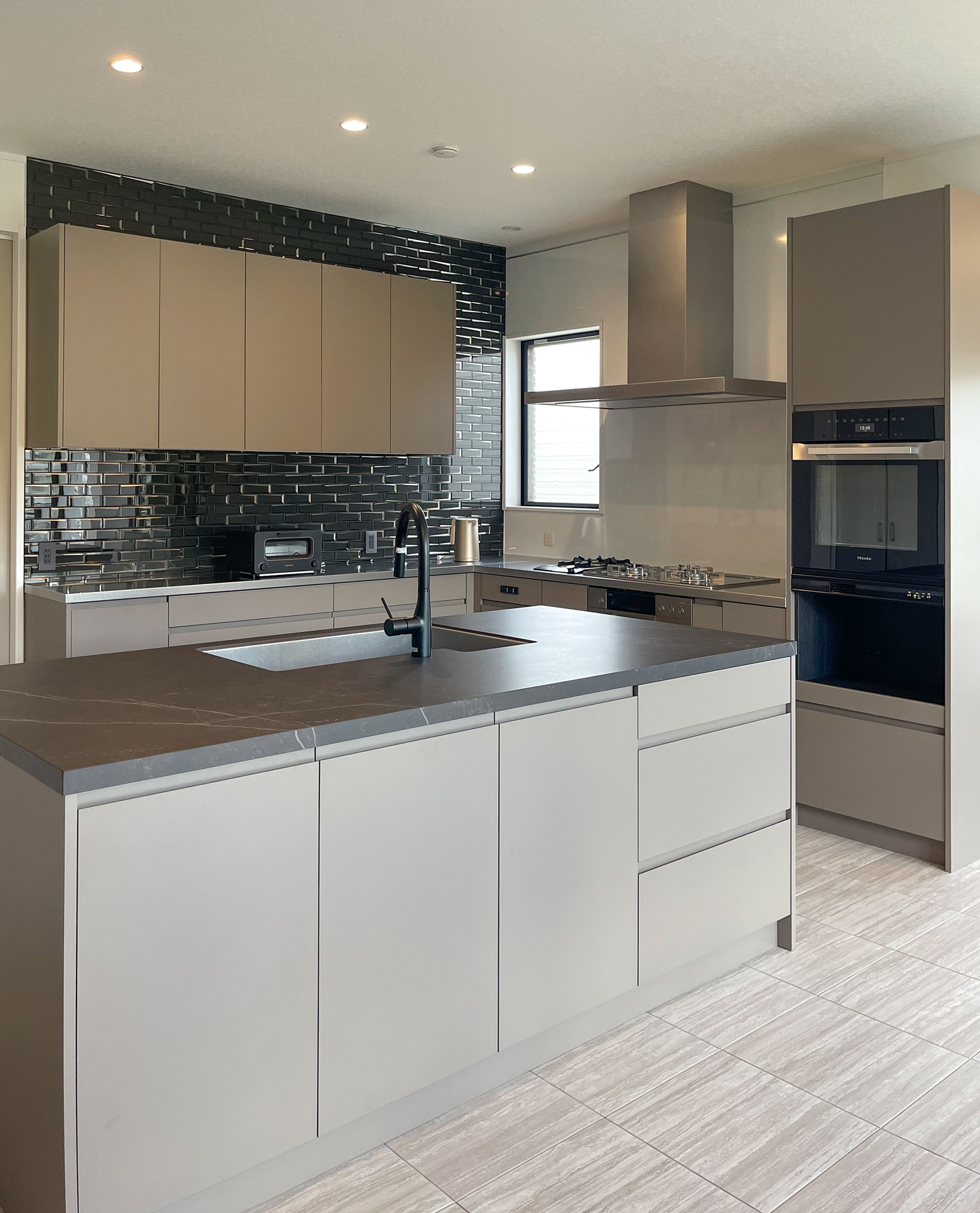 写真:計算された調理動線のモダンスタイル