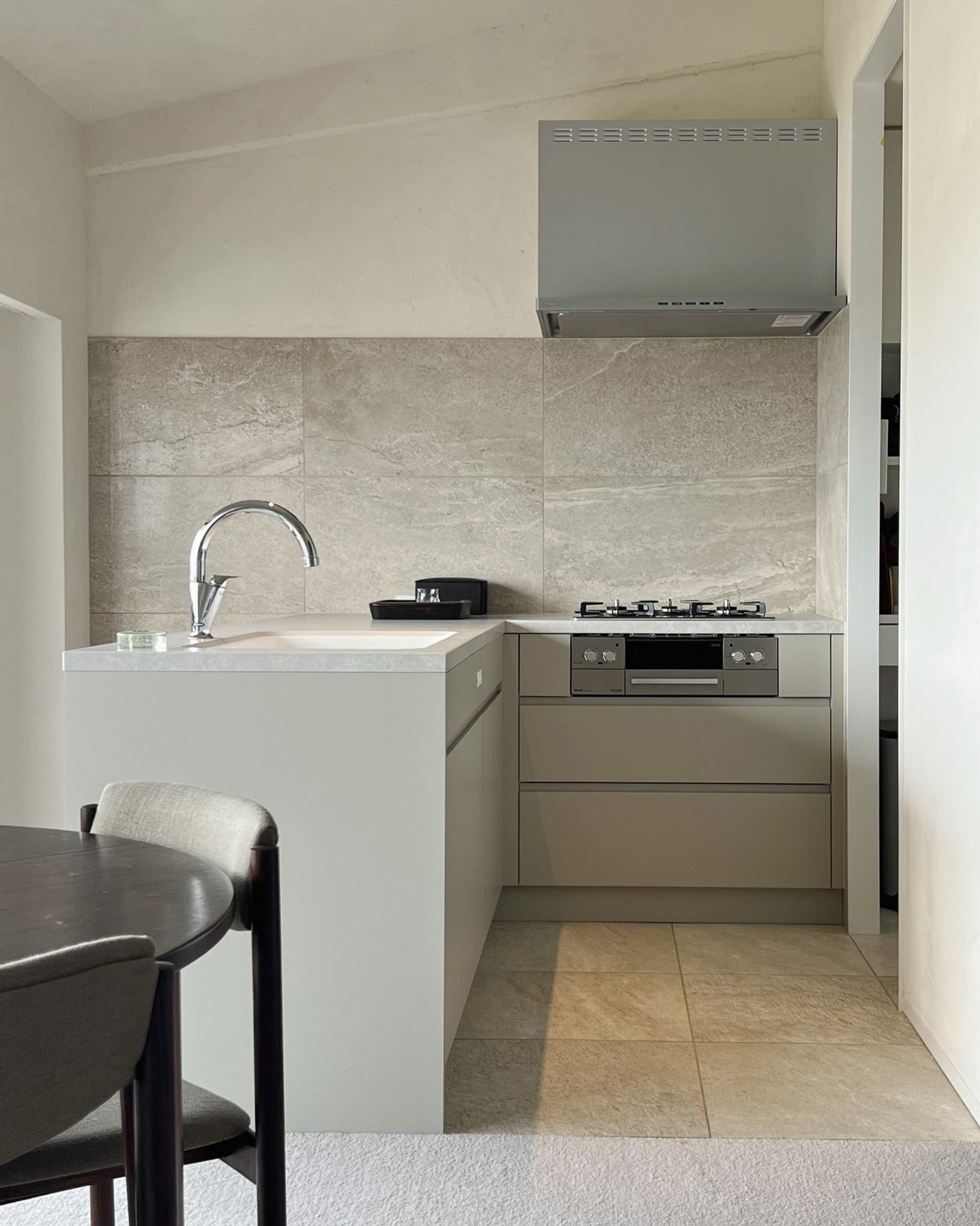 写真:ジャパンディな美しいL型キッチン