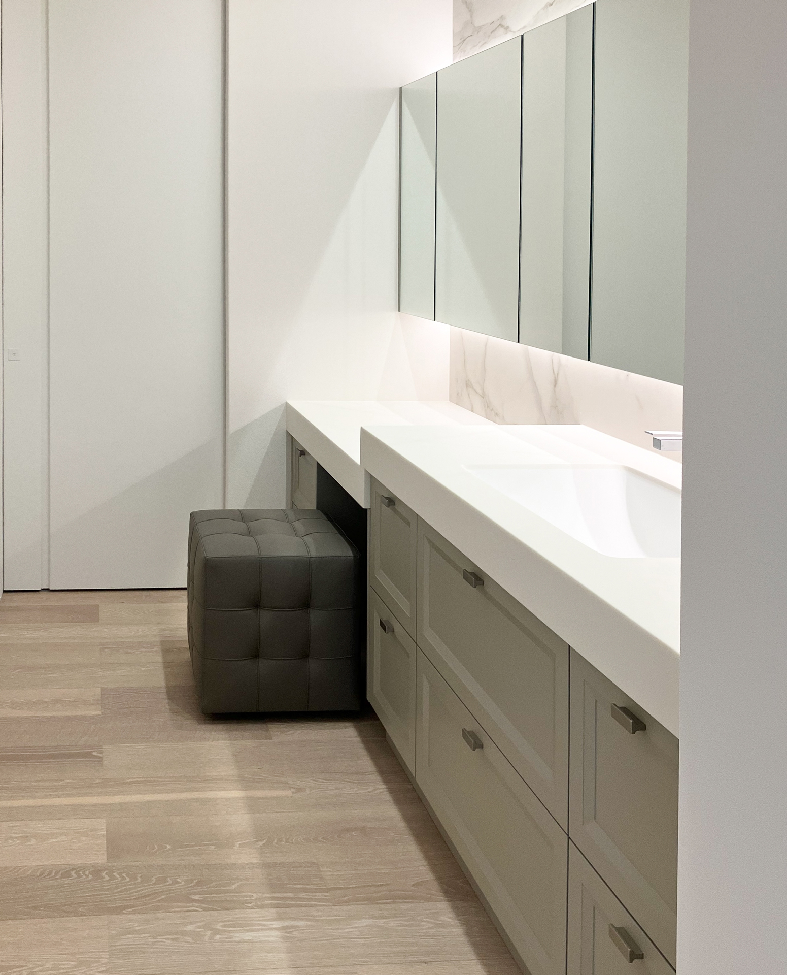 清潔感あふれる癒しのドレッサースペース