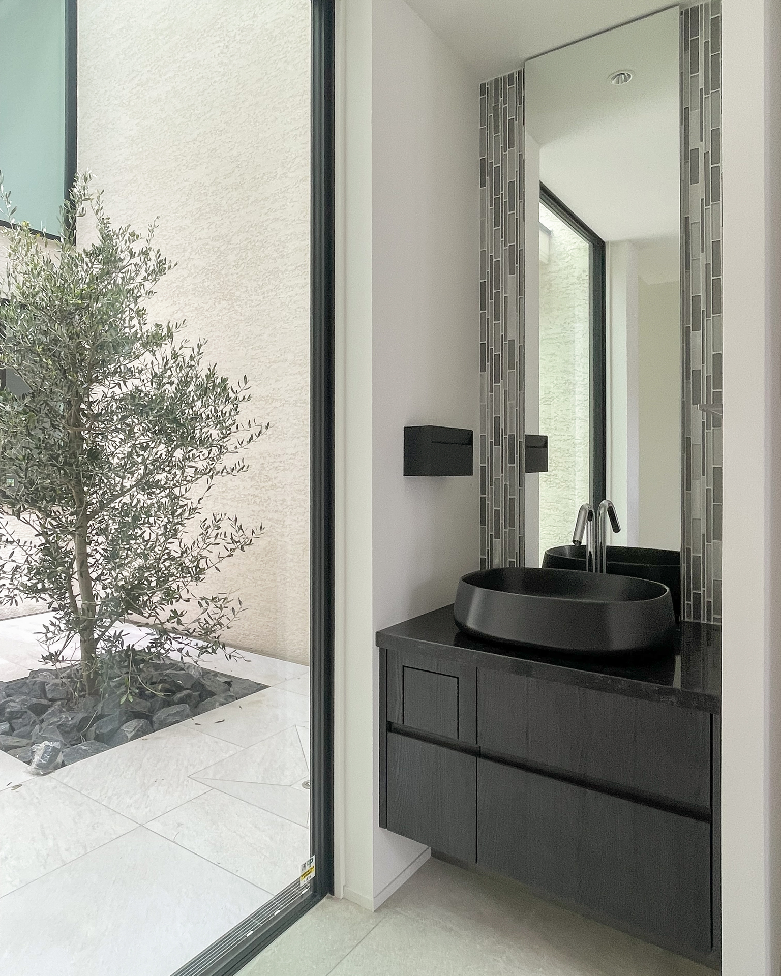 ゲストを迎えるシックな玄関手洗い