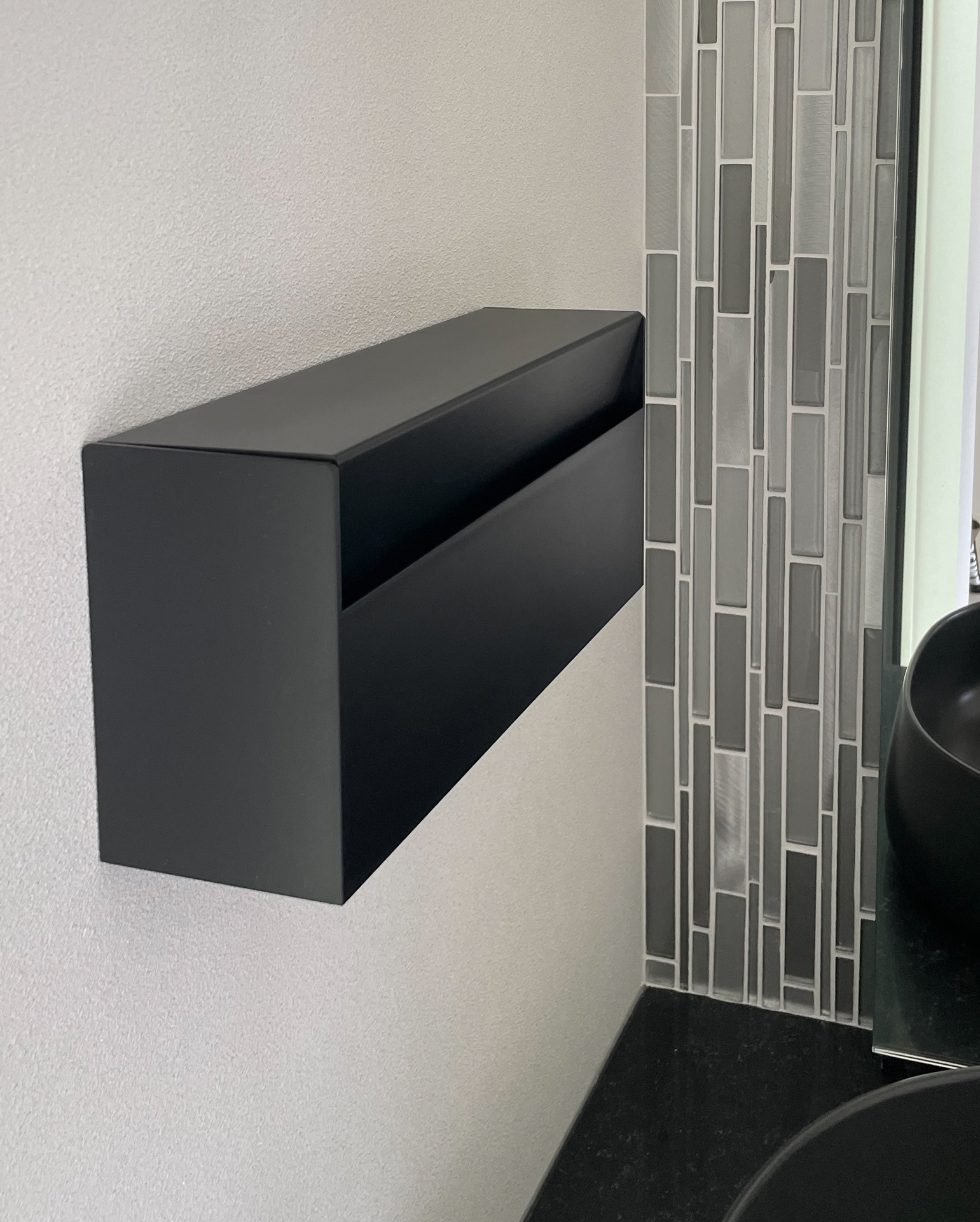 写真:ゲストを迎えるシックな玄関手洗い